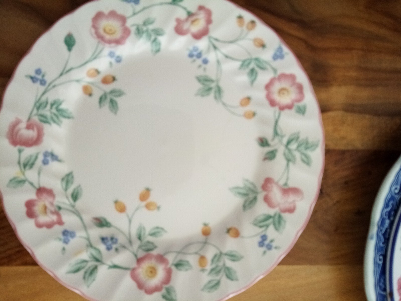 Churchill bord met bloemmotief - Vintage servies, Ophalen, Vintage, Zo goed als nieuw, Bord(en)