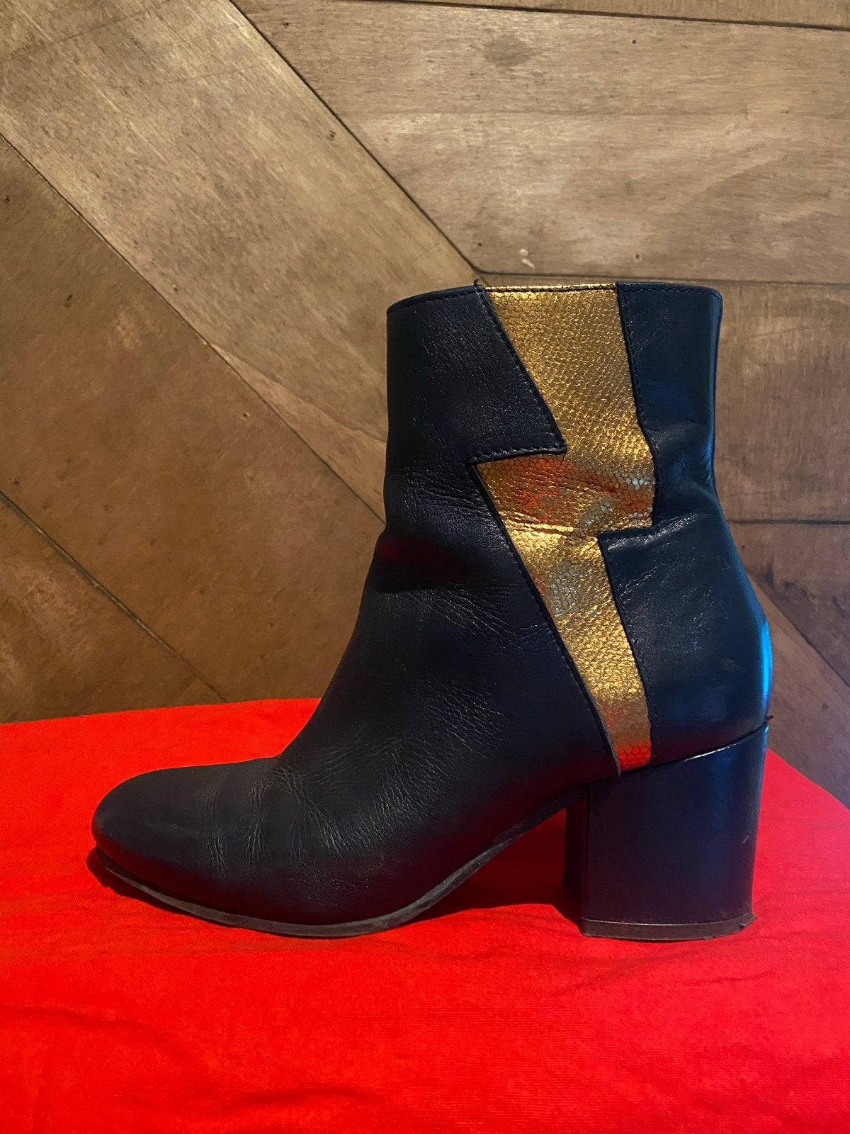 ESSKA Donkerblauwe Enkellaarsjes met Gouden Bliksem Maat 38, Kleding | Dames, Schoenen, Ophalen of Verzenden, Zo goed als nieuw