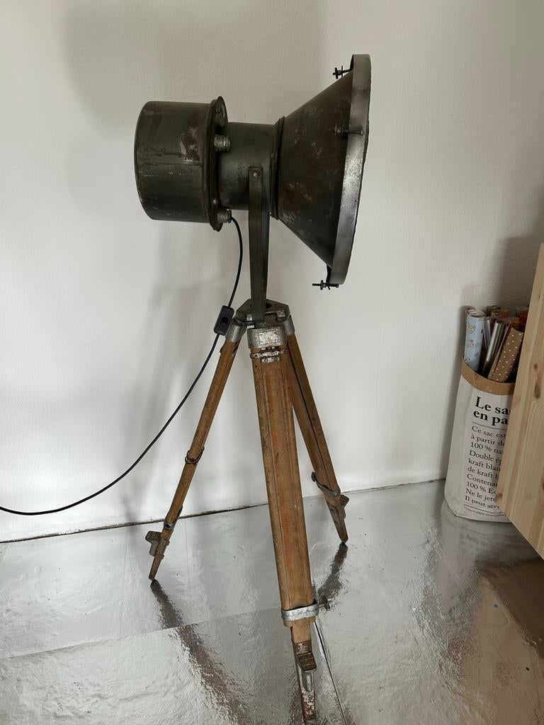 Industriële driepoot lamp met verstelbare poten en kap, Ophalen