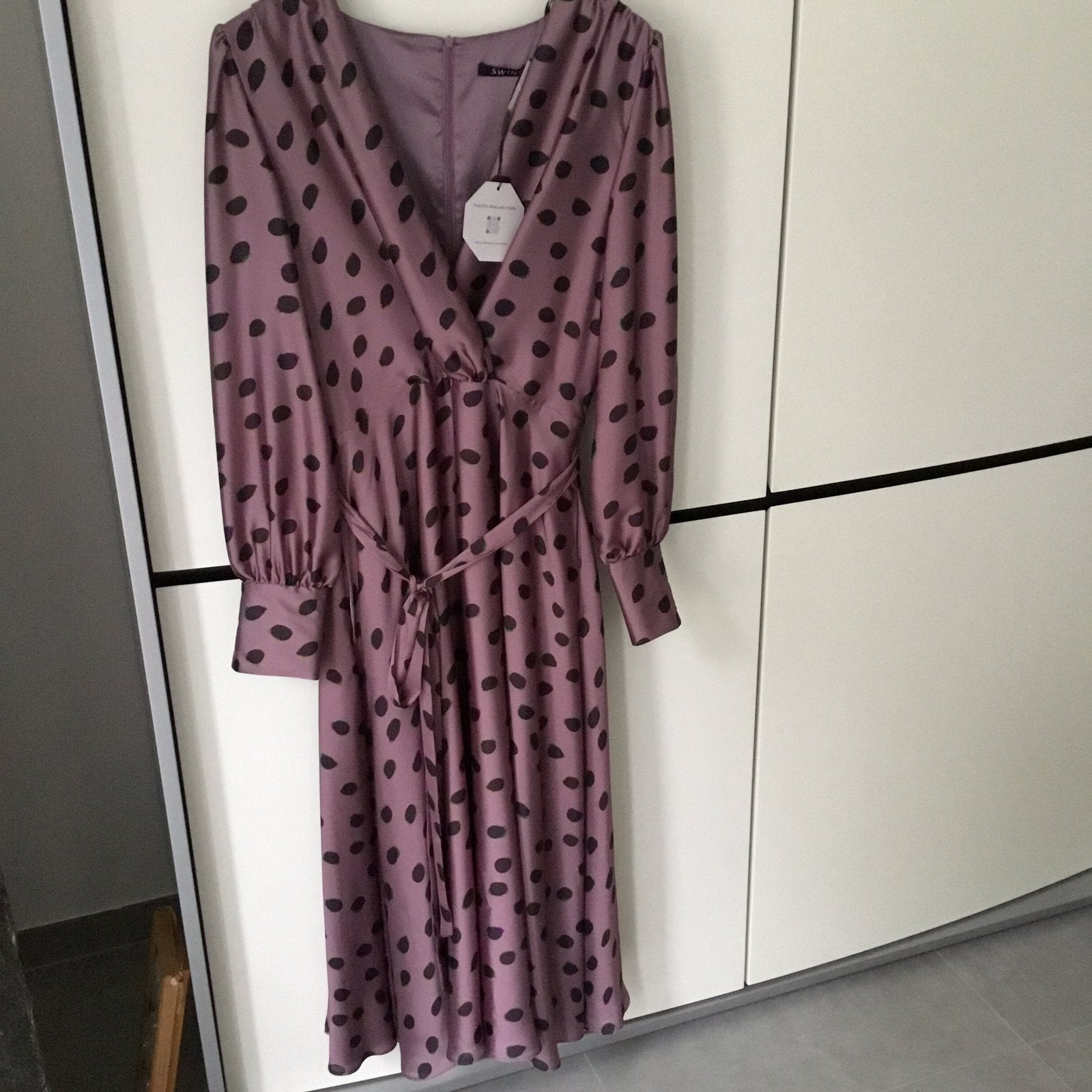 Nieuwe SWING jurk maat 42, satijn look met zwarte noppen, Kleding | Dames, Paars, Maat 42/44 (L), Nieuw, Ophalen of Verzenden