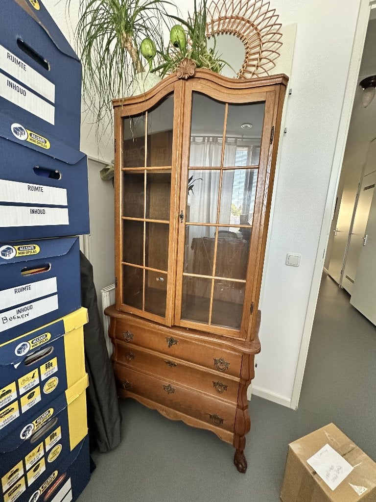 Hollandse vitrinekast (met buikkastje), Ophalen