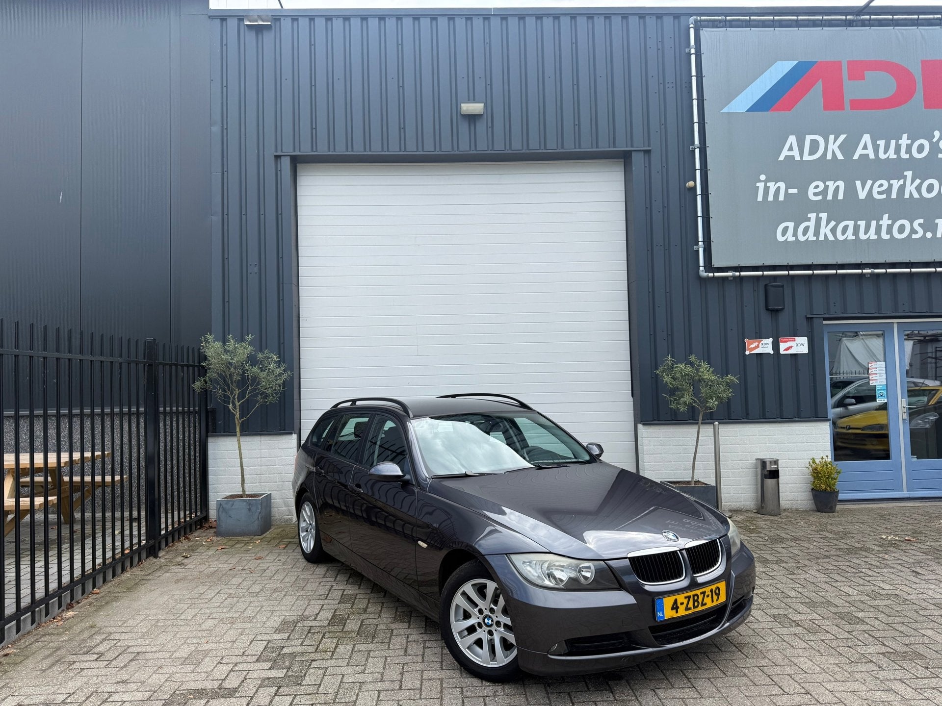 BMW 3-serie Touring 318i TREKHAAK/CLIMA/CRUISE/PDC/MOOIE AUT, 13 km/l, Zwart, 4 cilinders, 129 pk
