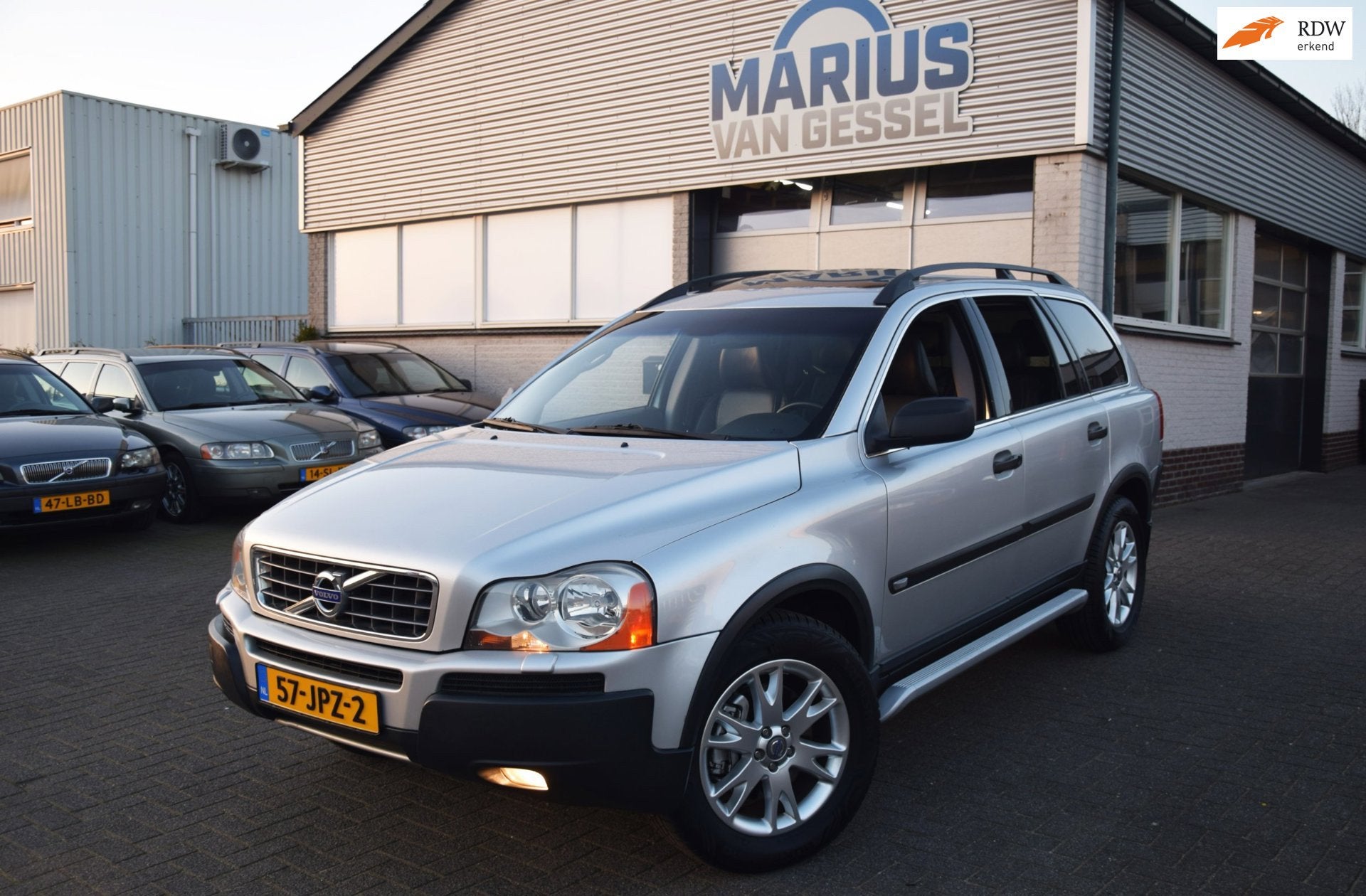 Volvo XC90 2.5 T AWD Carplay & Xenon 210 pk, Zwart, 7 stoelen, 2521 cc, Leder