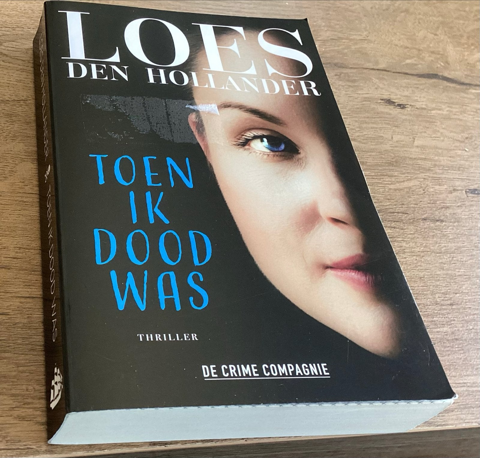 Loes den Hollander - Toen Ik Dood Was (Thriller), Boeken, Ophalen of Verzenden, Zo goed als nieuw, Nederland