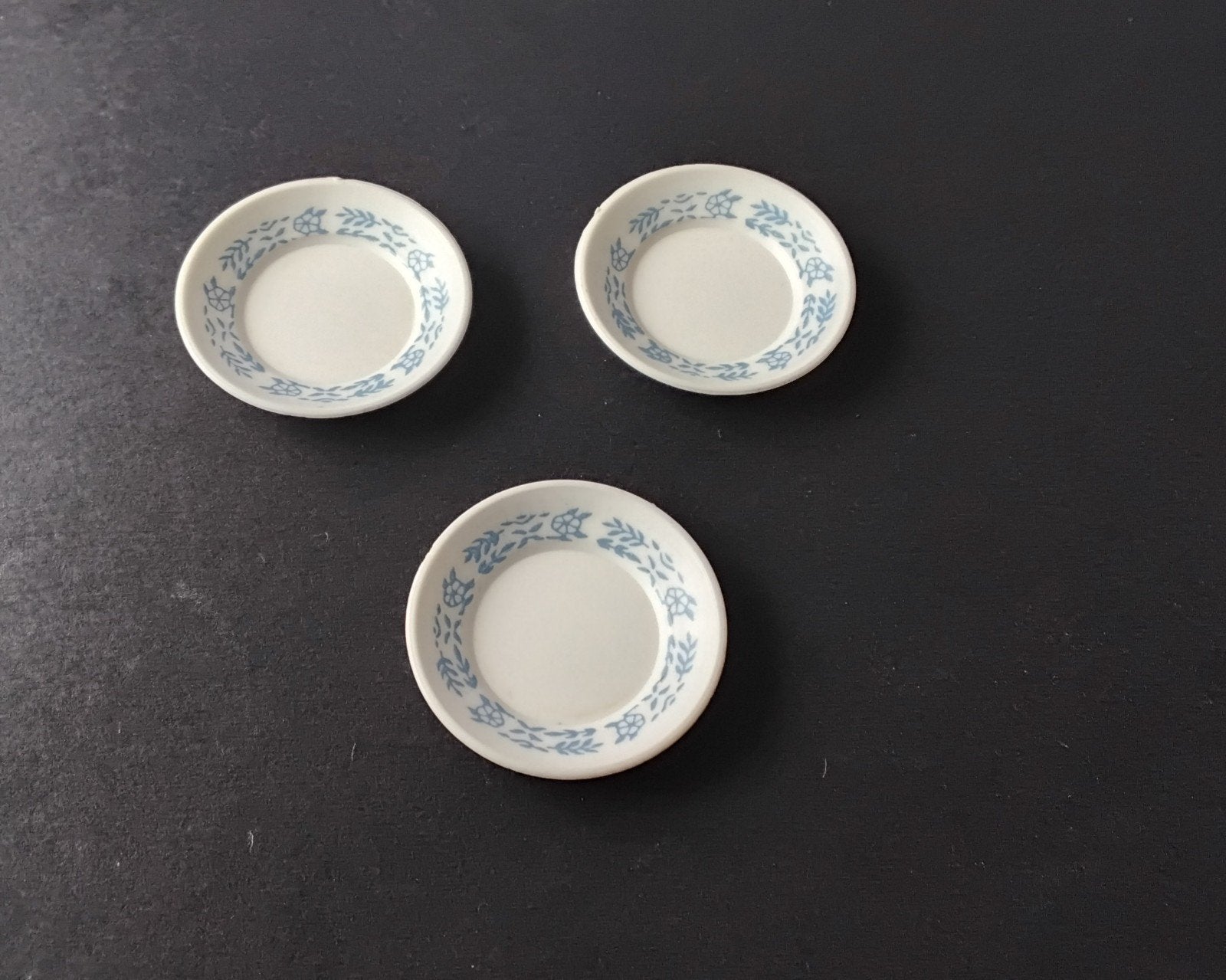 3 plastic bordjes 1:12, Ophalen of Verzenden, Poppenhuis