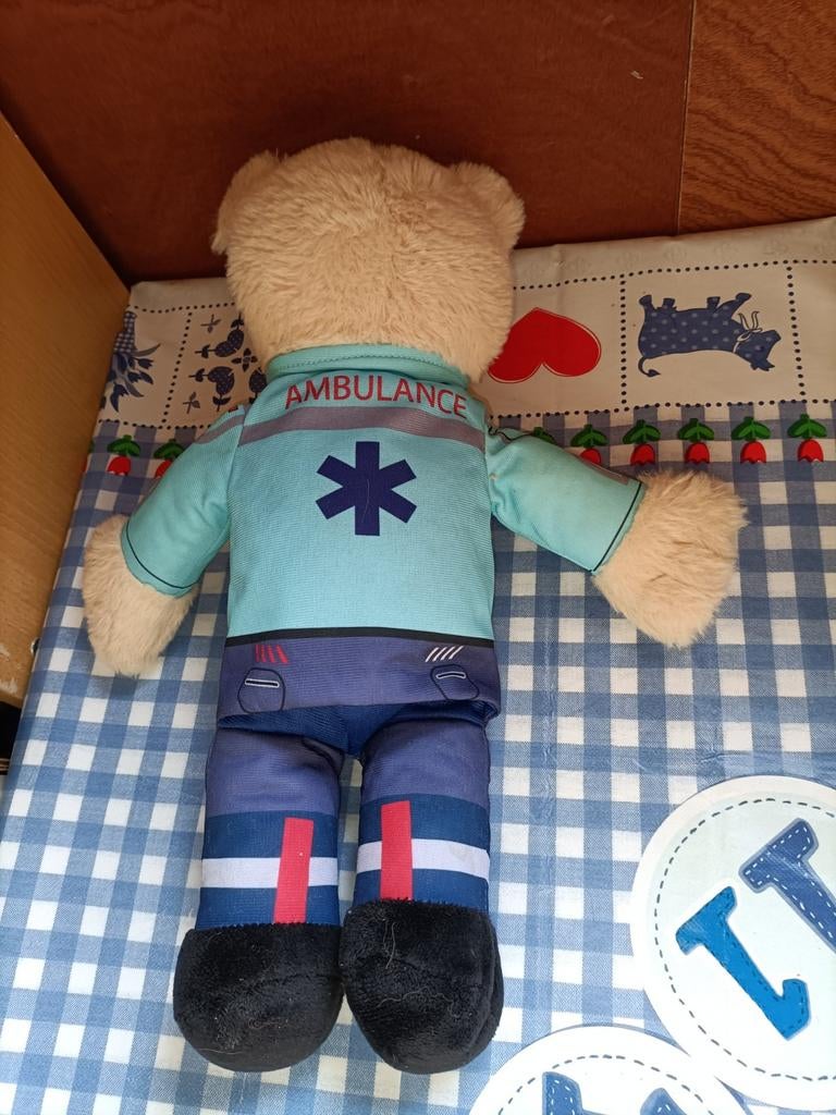 Ambulance knuffel hond 39 cm groot, Ophalen of Verzenden, Zo goed als nieuw