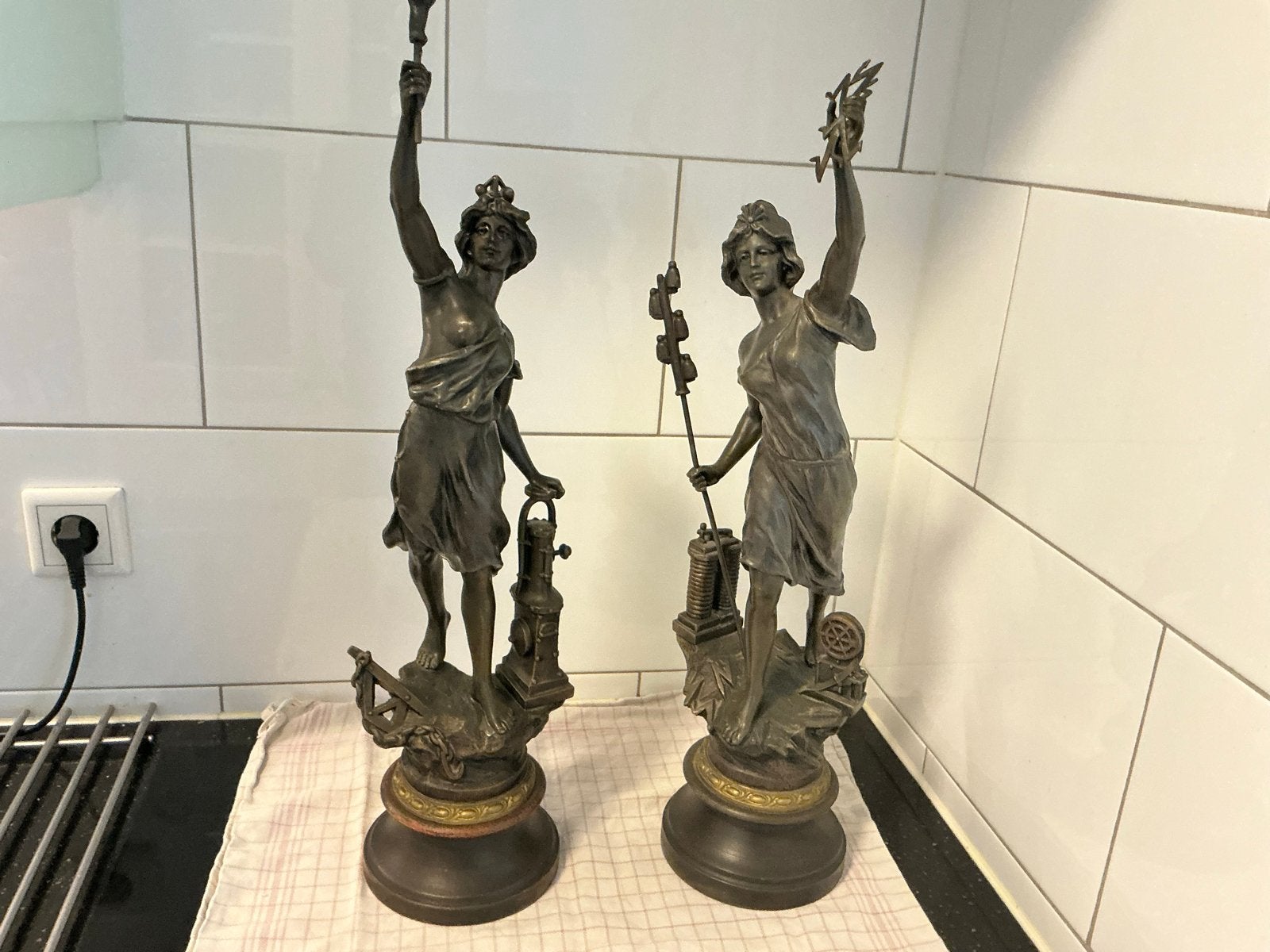Antieke vrouwen beelden., Ophalen of Verzenden, 20 - 50 cm, Beeld, Bruin