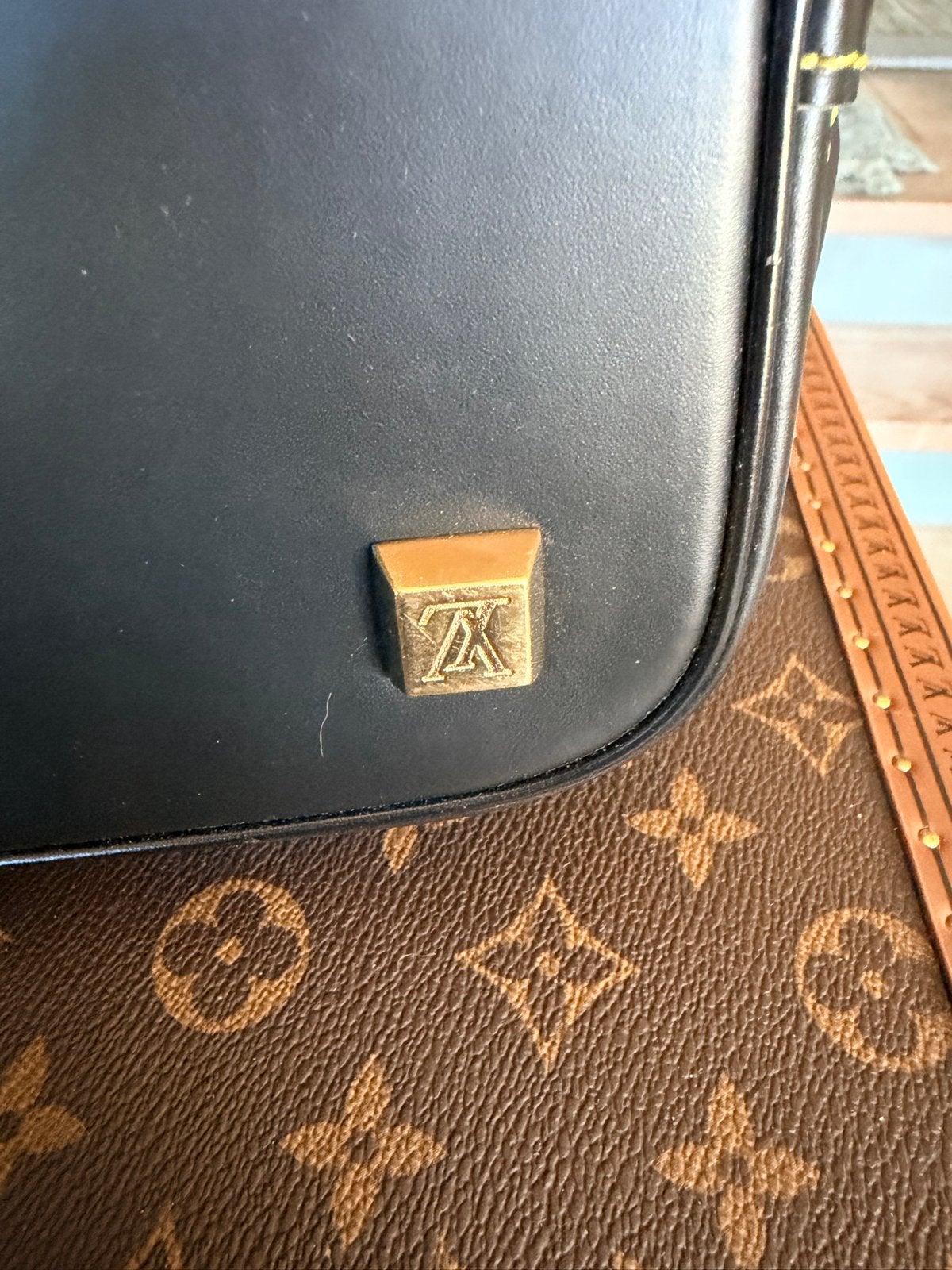 Foto 12 van Louis Vuitton Suhali Lockit Handtas Zwart