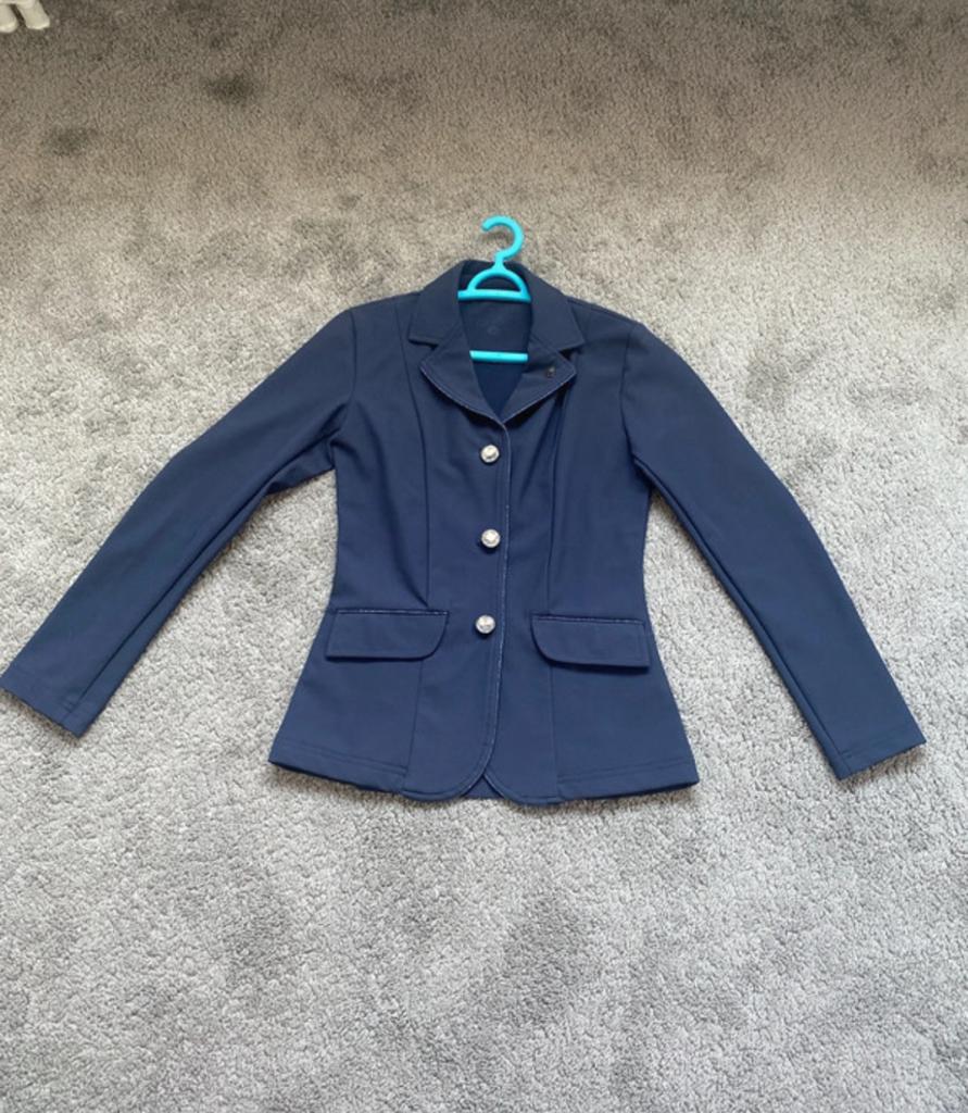 Wedstrijdjasje Qhp maat 140, Dieren en Toebehoren, Paardrijkleding, Ophalen of Verzenden, Zo goed als nieuw, Dressuur, Bovenkleding
