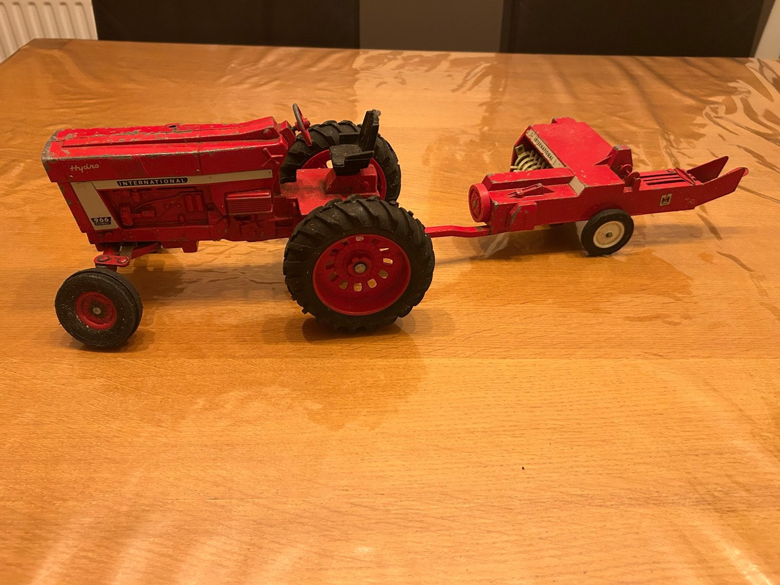 Vintage International Harvester Tractor met Balenpers, Ophalen of Verzenden, Gebruikt