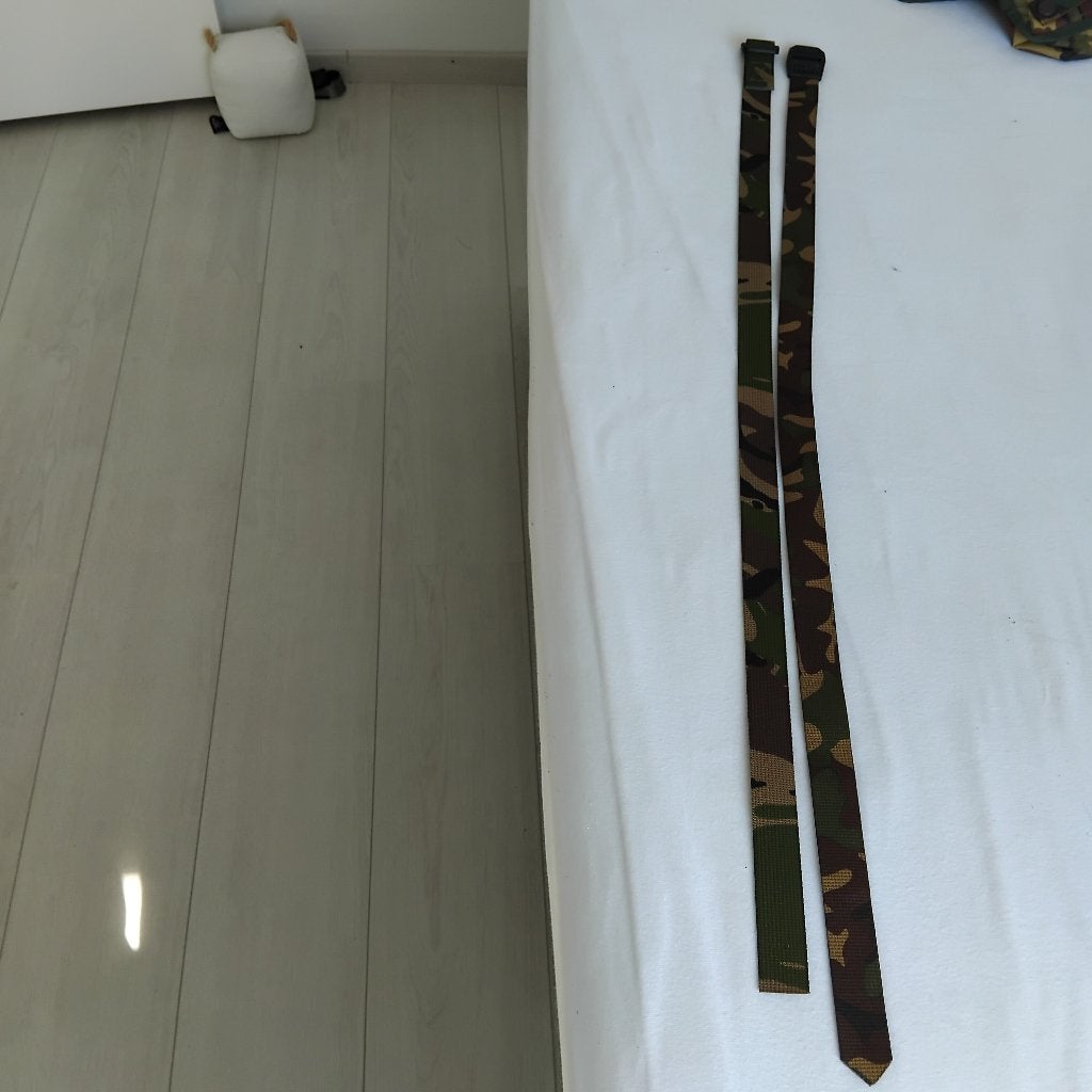2X CAMOUFLAGE MANTELRIEMPJE, Ophalen of Verzenden, Landmacht, Nederland, Overige typen