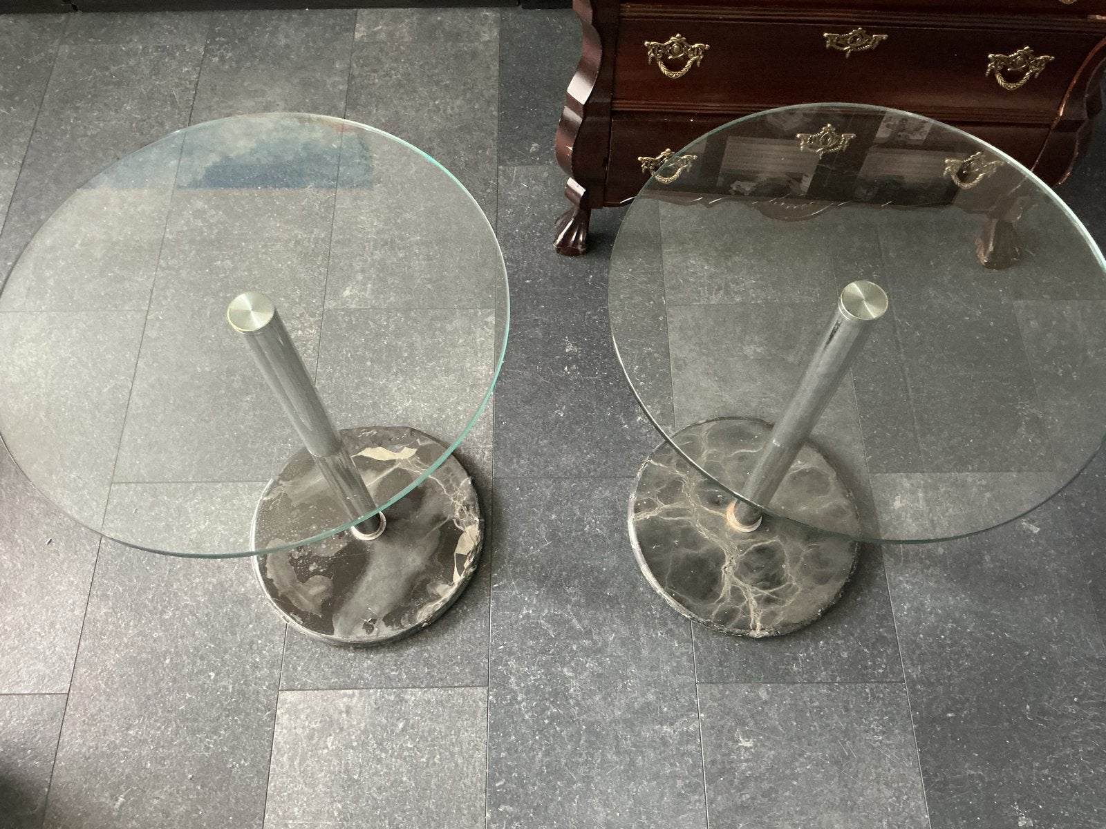 2x Glazen bijzettafel met marmeren voet (beschadigd), Ophalen, Gebruikt, Rond, Glas