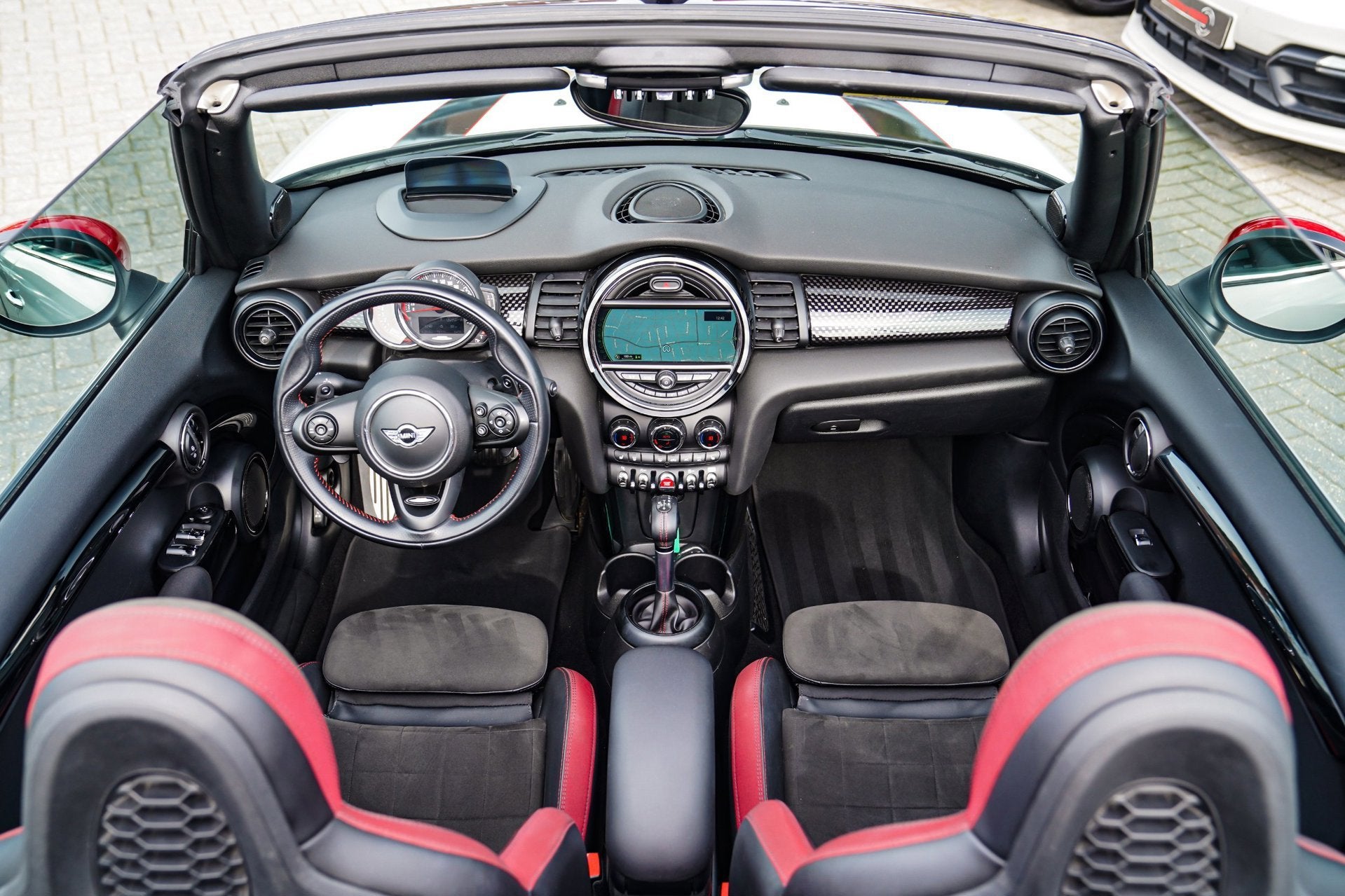 Foto 3 van Mini Cabrio 2.0 John Cooper Works Chili | Cabriolet | Luxe L