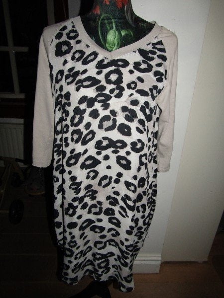 F1312 G-Maxx mt S jurk beige zwart animal print bies chiffon, Kleding | Dames, Jurken, Verzenden, Beige, Zo goed als nieuw, Knielengte
