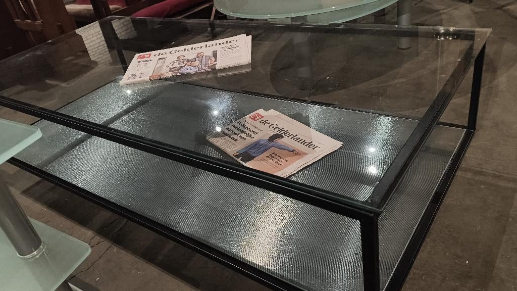 Glazen salontafel met zwart metalen frame 130 x 60, Ophalen, Gebruikt, 100 tot 150 cm, 50 tot 100 cm