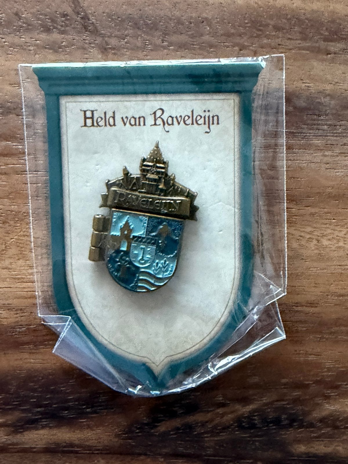 Efteling pin Ravelijn met deurtje op kaartje, Verzamelen, Ophalen of Verzenden, Zo goed als nieuw, Button of Speldje