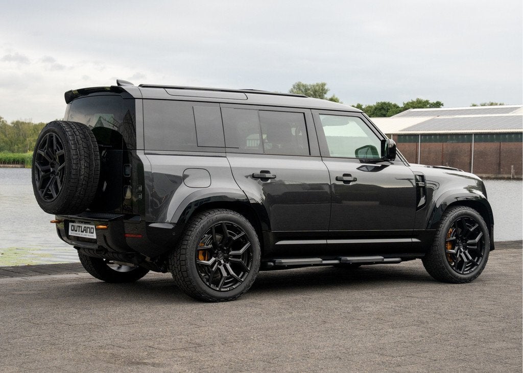 Land Rover Defender 110 P300e 110 X-Dynamic HSE | Outland Ed, Auto's, Land Rover, Gebruikt, Zwart, 4 cilinders, 3000 kg