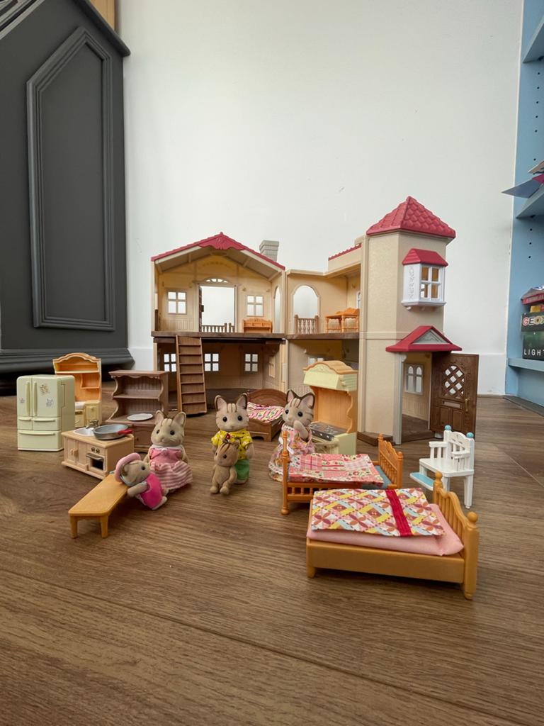 Groot Sylvanian Families Huis met Meubels en Poppen (95% com, Ophalen of Verzenden, Zo goed als nieuw, Poppenhuis
