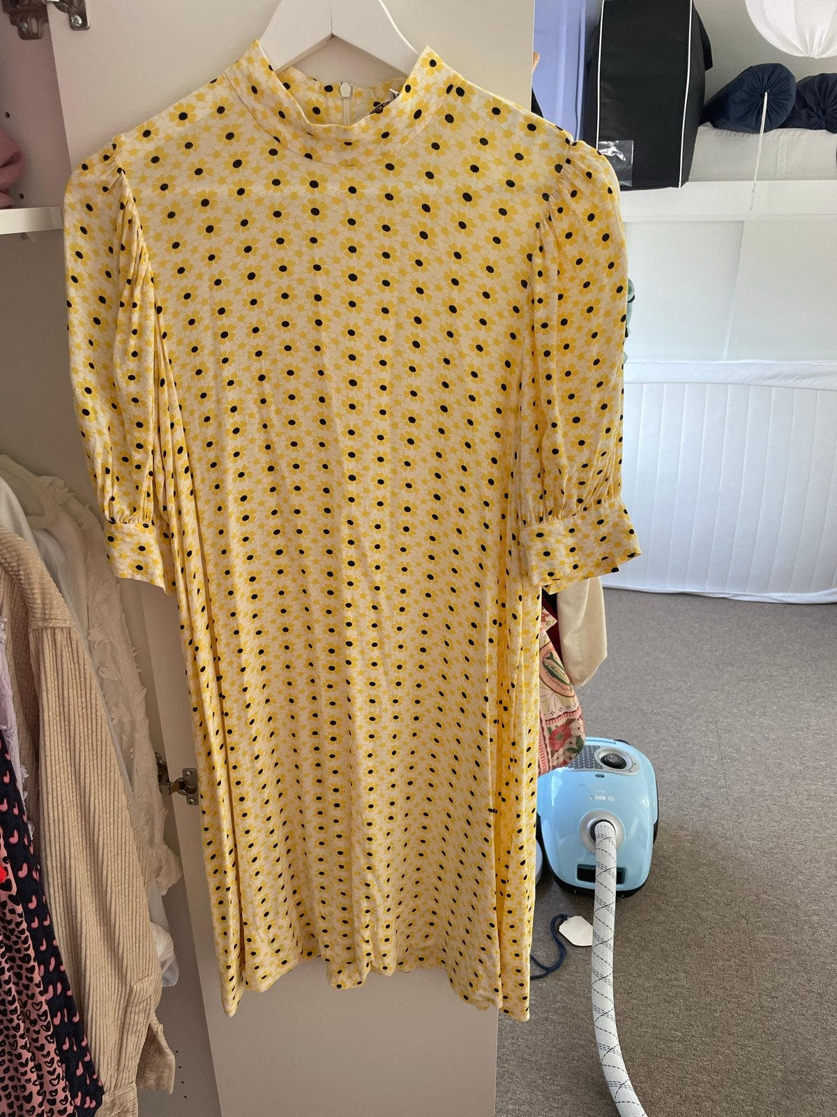 Ganni jurk met bloemenprint - Maat 36 (S), Kleding | Dames, Jurken, Verzenden, Geel, Zo goed als nieuw, Knielengte