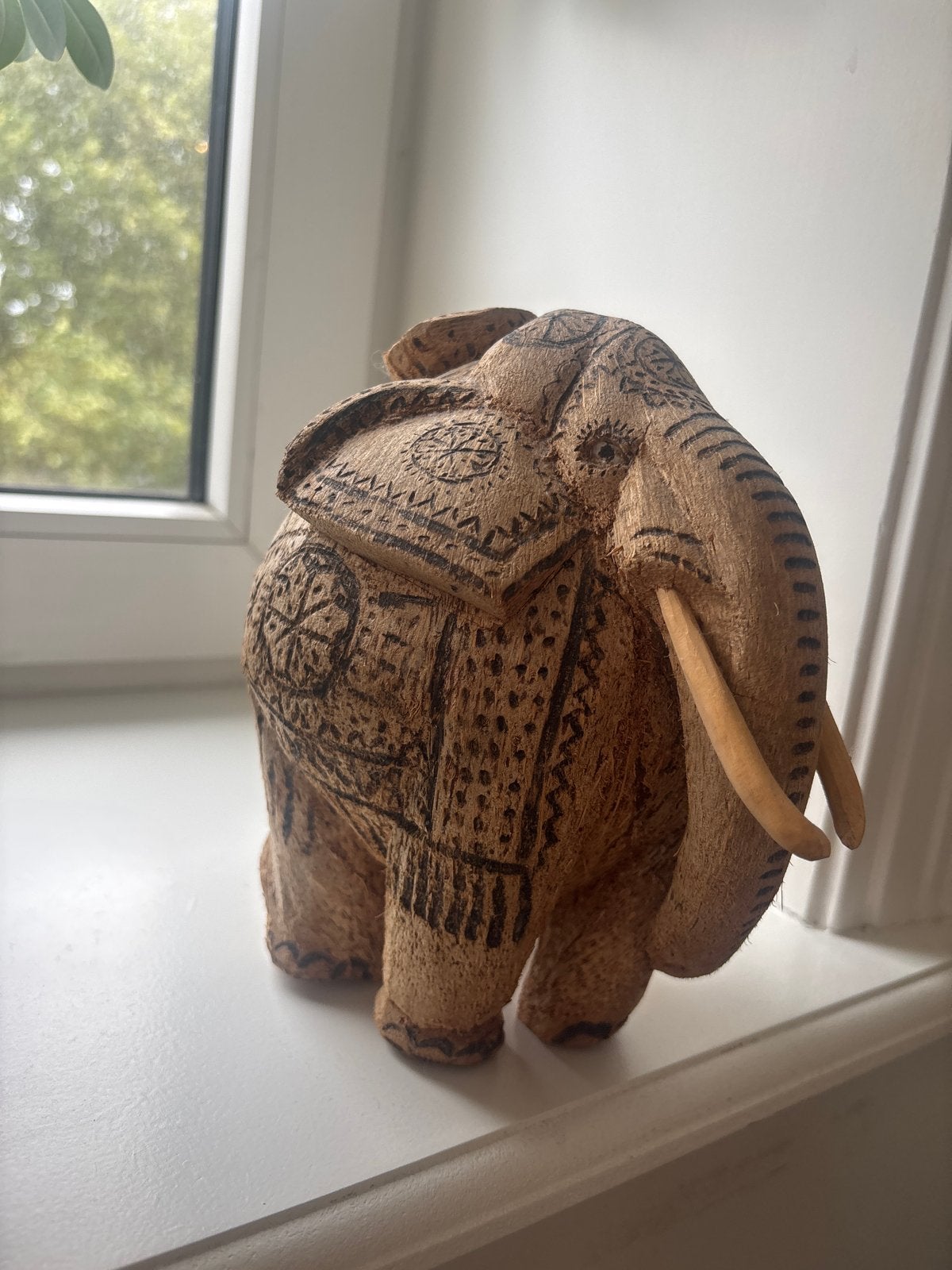 Decoratieve olifant van houtsnijwerk(kokos), Antiek en Kunst, Ophalen of Verzenden, 20 - 50 cm, Beeld, Hout