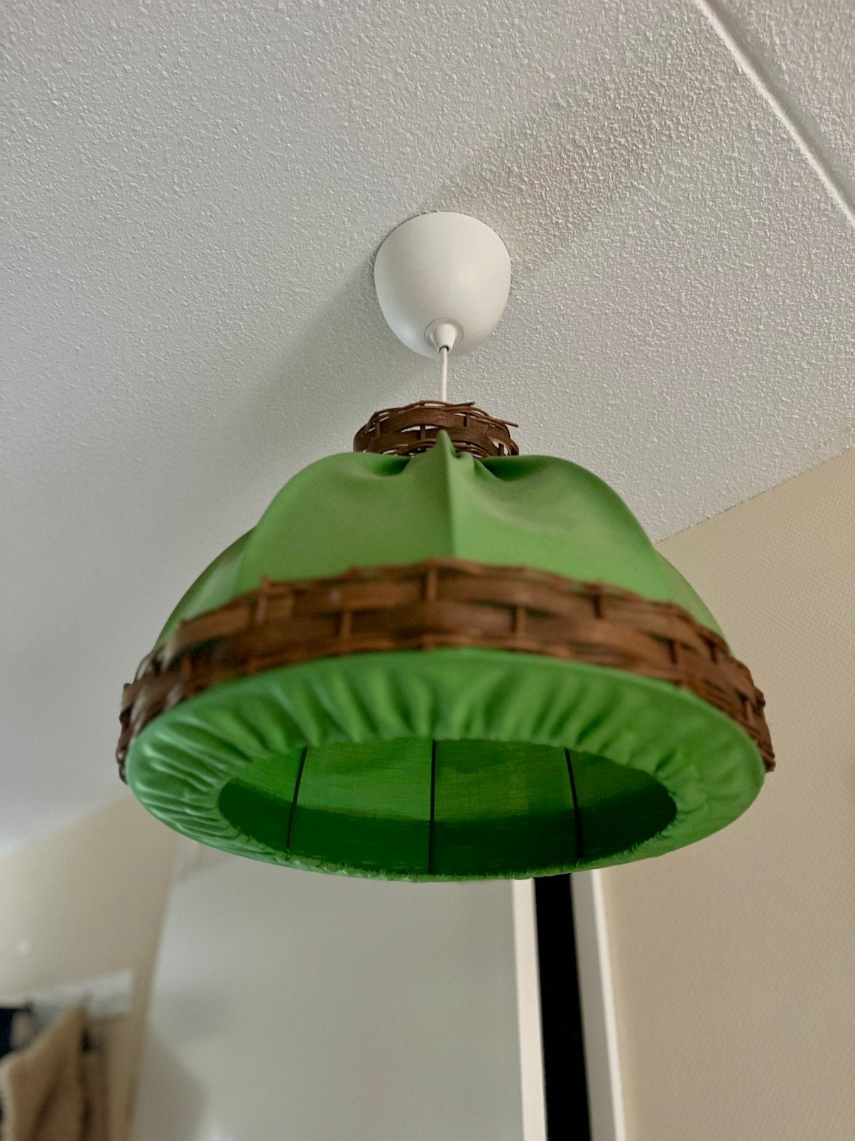 Mid century vintage gifgroene lampenkap stof en rotan, Huis en Inrichting, Lampen | Lampenkappen, Hanglamp, Gebruikt, Rond, Ophalen of Verzenden