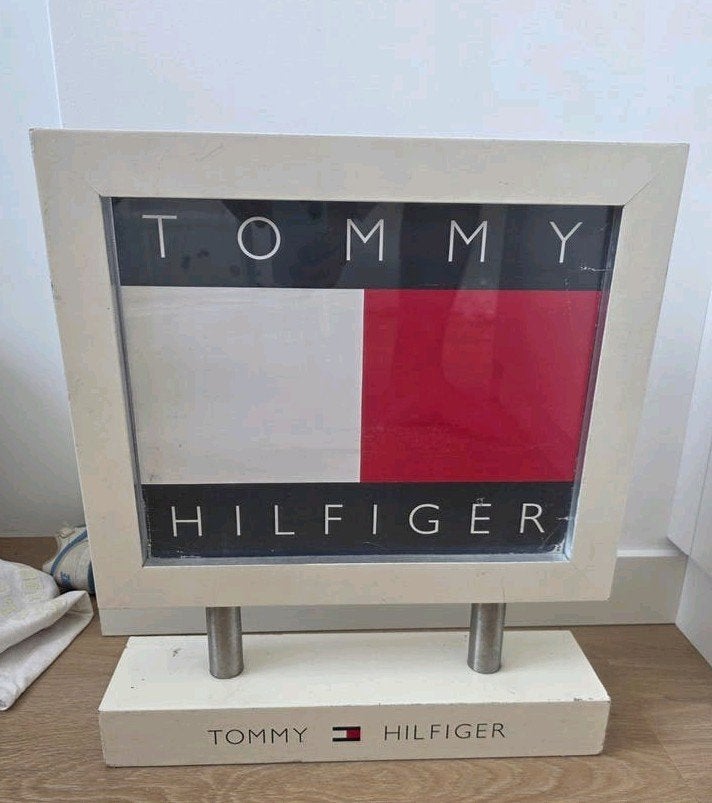 Tommy Hilfiger Reclamebord - 50x43 cm - Lakbeschadigingen, Verzamelen, Ophalen, Gebruikt, Reclamebord