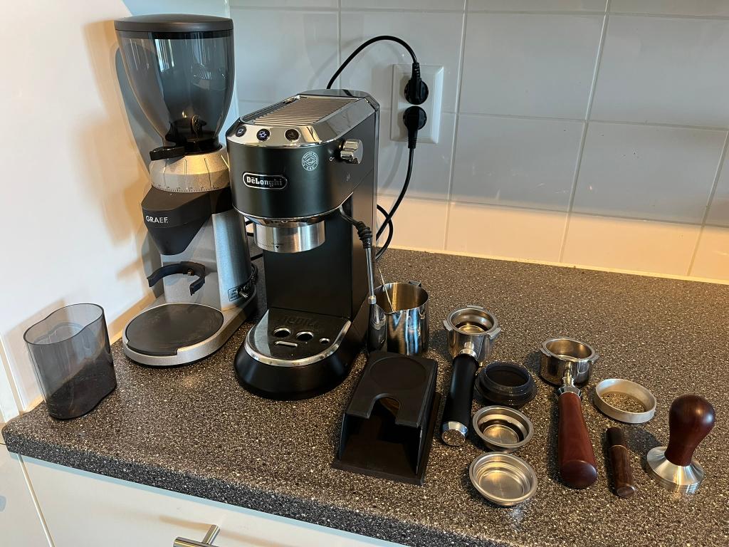 De'Longhi Dedica espressomachine + koffiemolen & accessoires, Ophalen, Gebruikt, Espresso apparaat, Koffiebonen