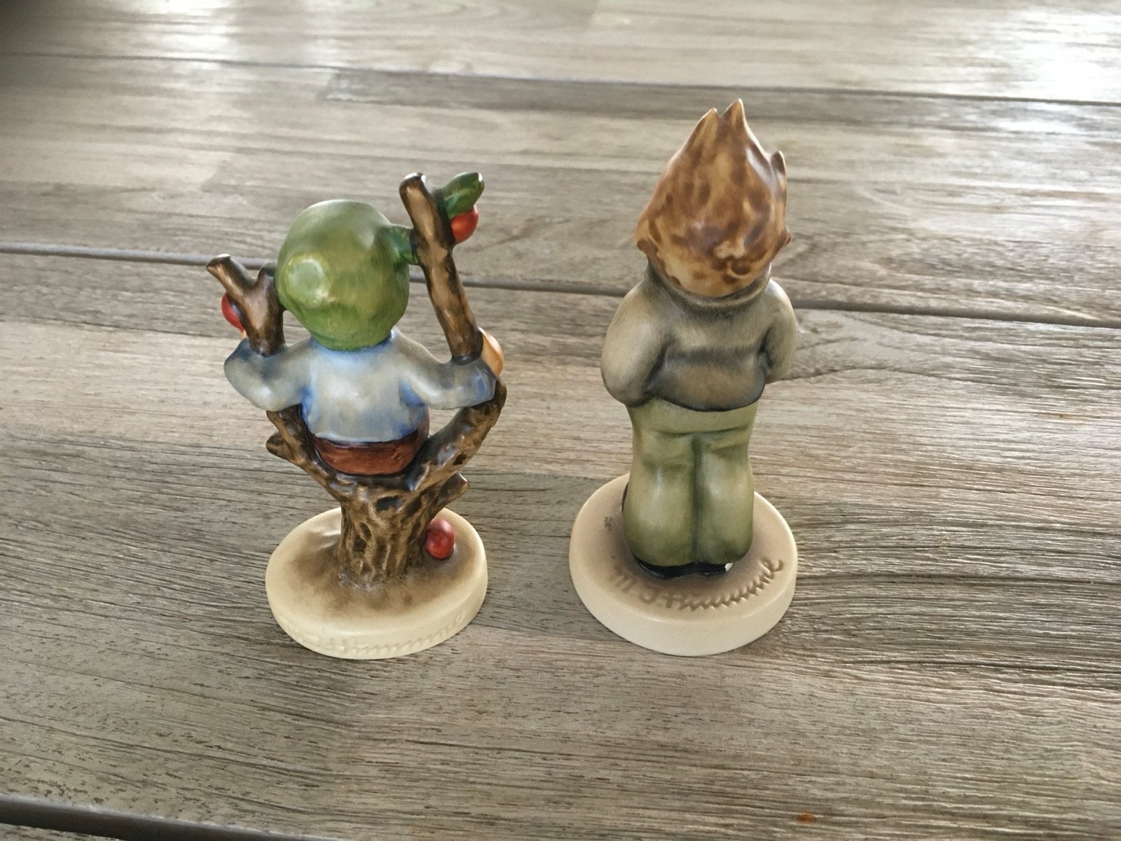 Twee Hummel beeldjes: Jongen op schommel en zingende jongen, Verzamelen, Ophalen of Verzenden, Zo goed als nieuw