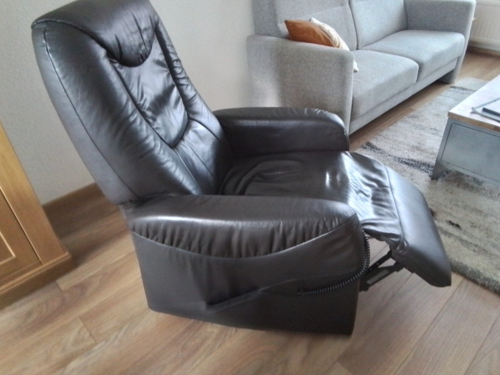Comfortabele relaxfauteuil van leer met elektrische functie, Huis en Inrichting, Ophalen, Zo goed als nieuw, Modern, comfortabel, relax