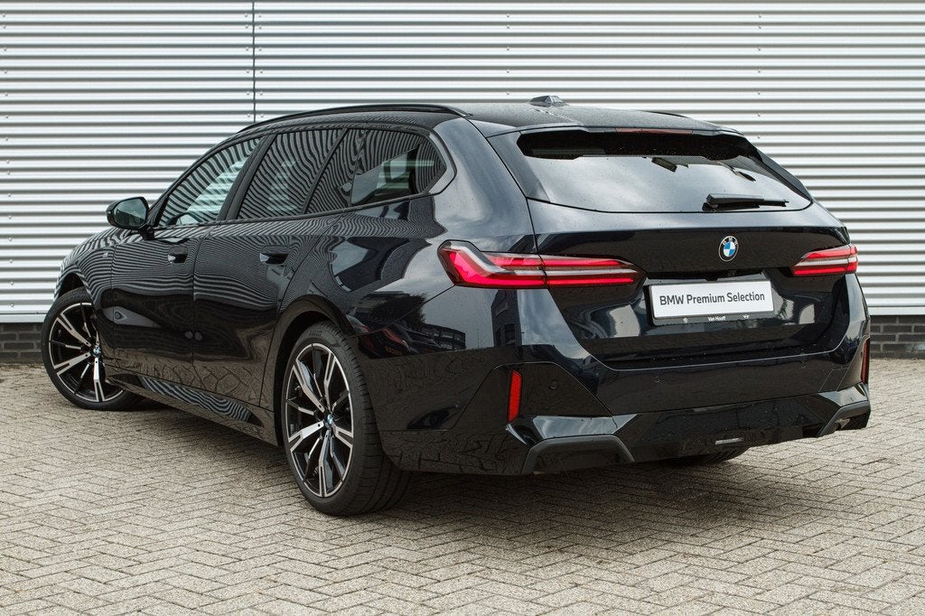 BMW 5 Serie Touring 520i M Sport Automaat / Trekhaak / Adapt, 1998 cc, Achterwielaandrijving, Euro 6, Zwart