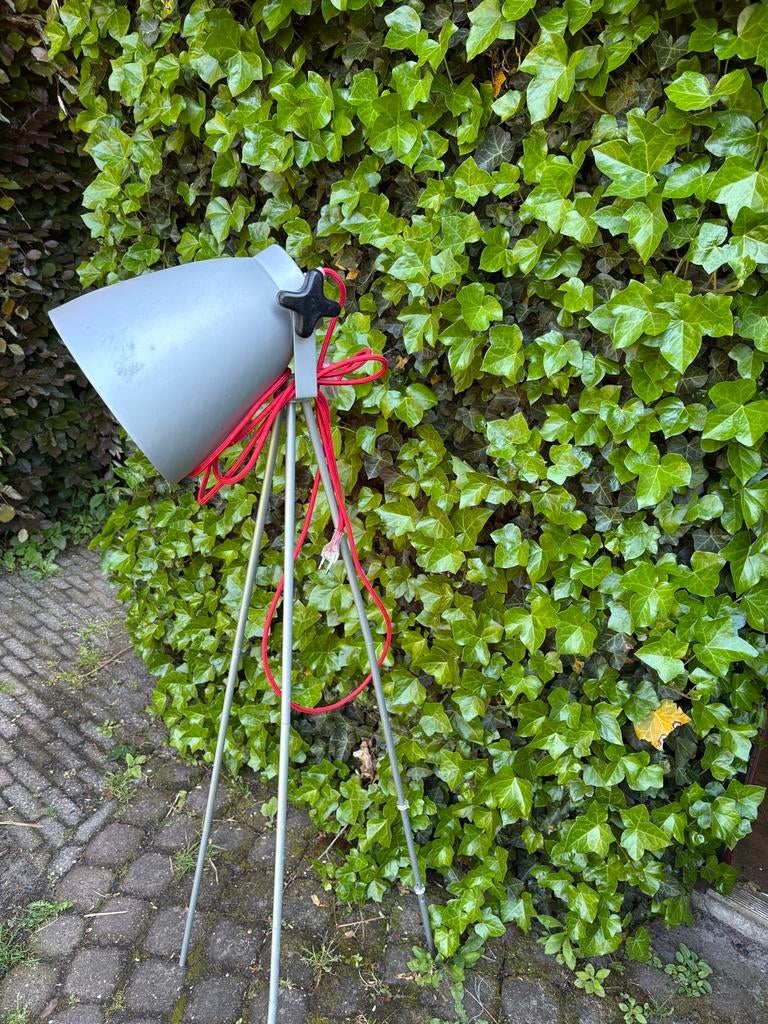 Staande lamp - Grijs met rood snoer, Ophalen, Gebruikt, Metaal, Minder dan 100 cm