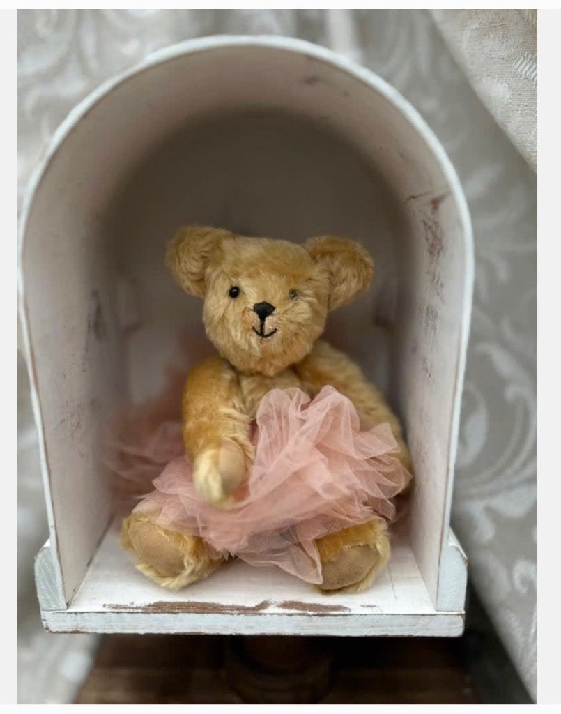 Vintage beer met tutu in oud klokkenkast, Verzamelen, Beren en Cherished Teddies, Overige merken, Stoffen beer, Ophalen of Verzenden