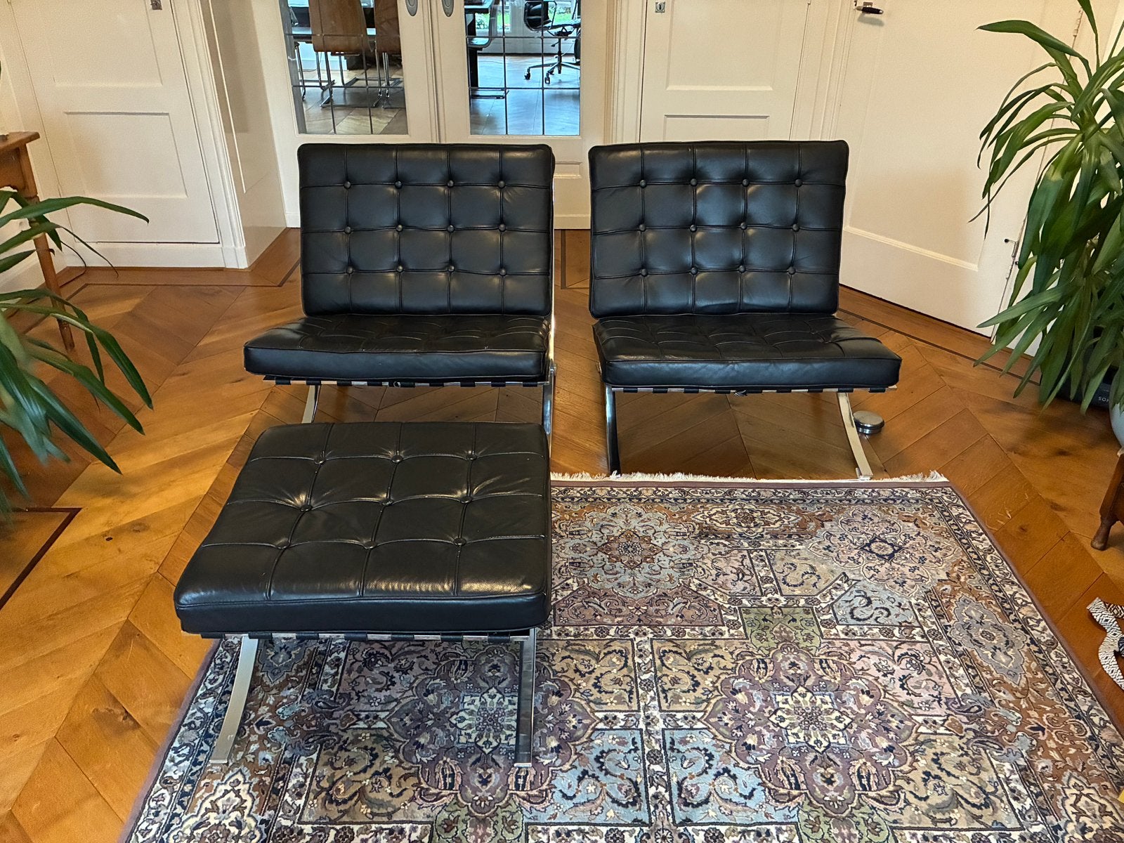 2 Barcelona Chair + Ottoman, Ophalen, Zo goed als nieuw, Zwart, Leer