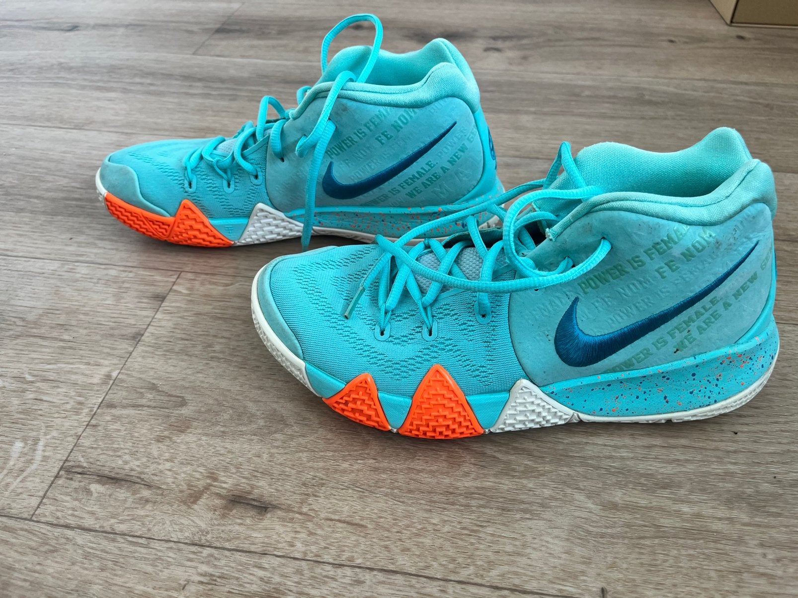Nike Kyrie 4 'Power Is Female' sneakers, Ophalen, Overige kleuren, Sneakers of Gympen, Gedragen