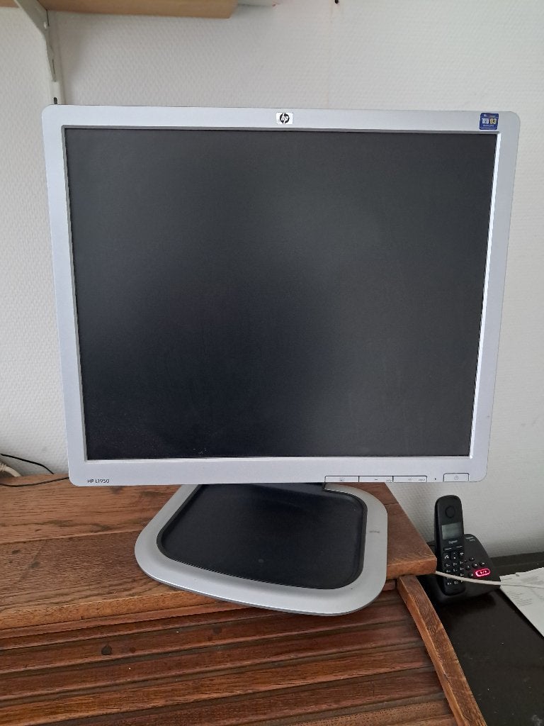 HP L1950 Monitor, in hoogte verstelbaar, draai- + kantelbaar, Ophalen, Gebruikt, 3 tot 5 ms, 19"