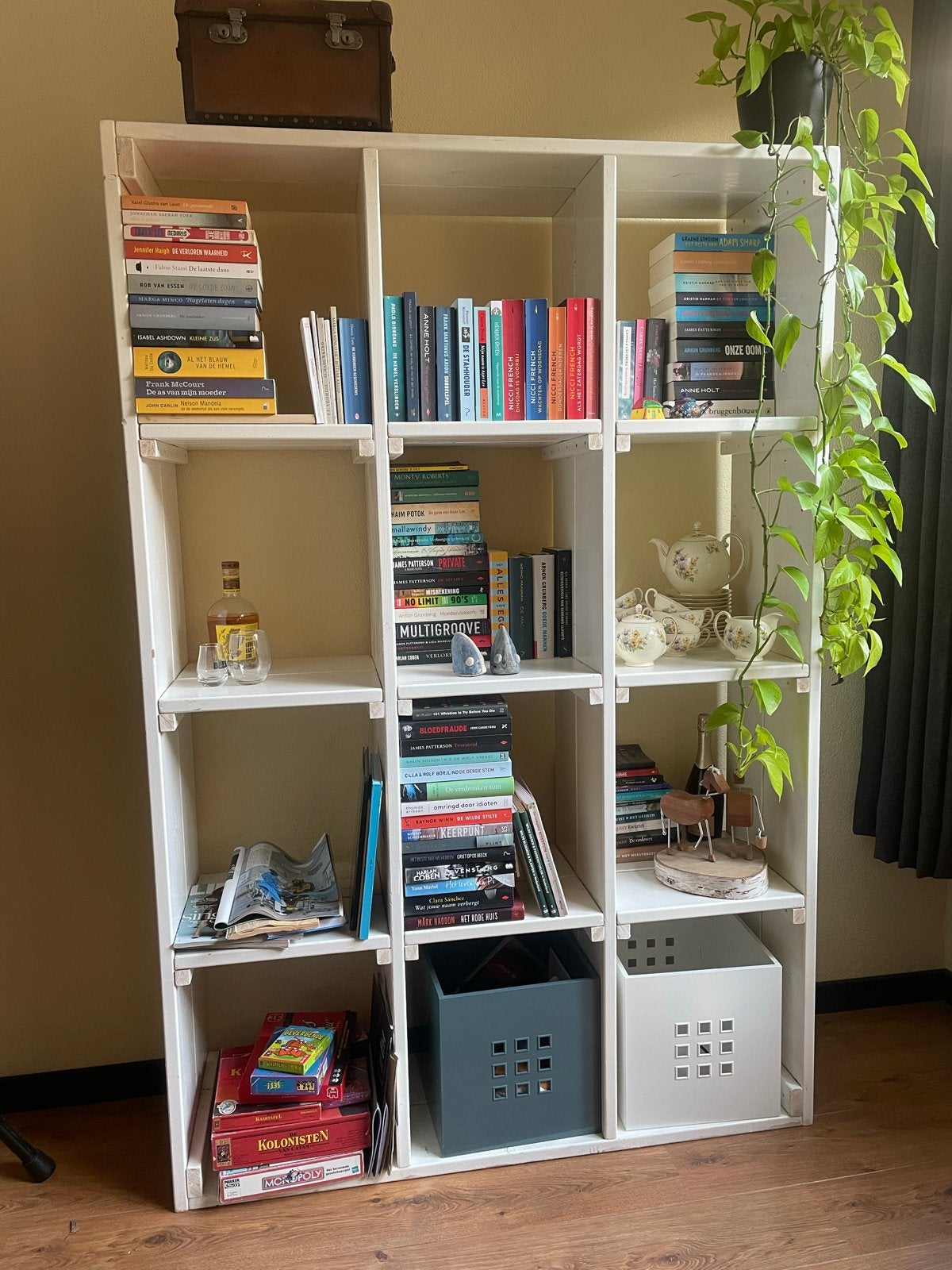Witte vakkenkast / boekenkast van hout, Ophalen, Met plank(en), Gebruikt, 100 tot 150 cm