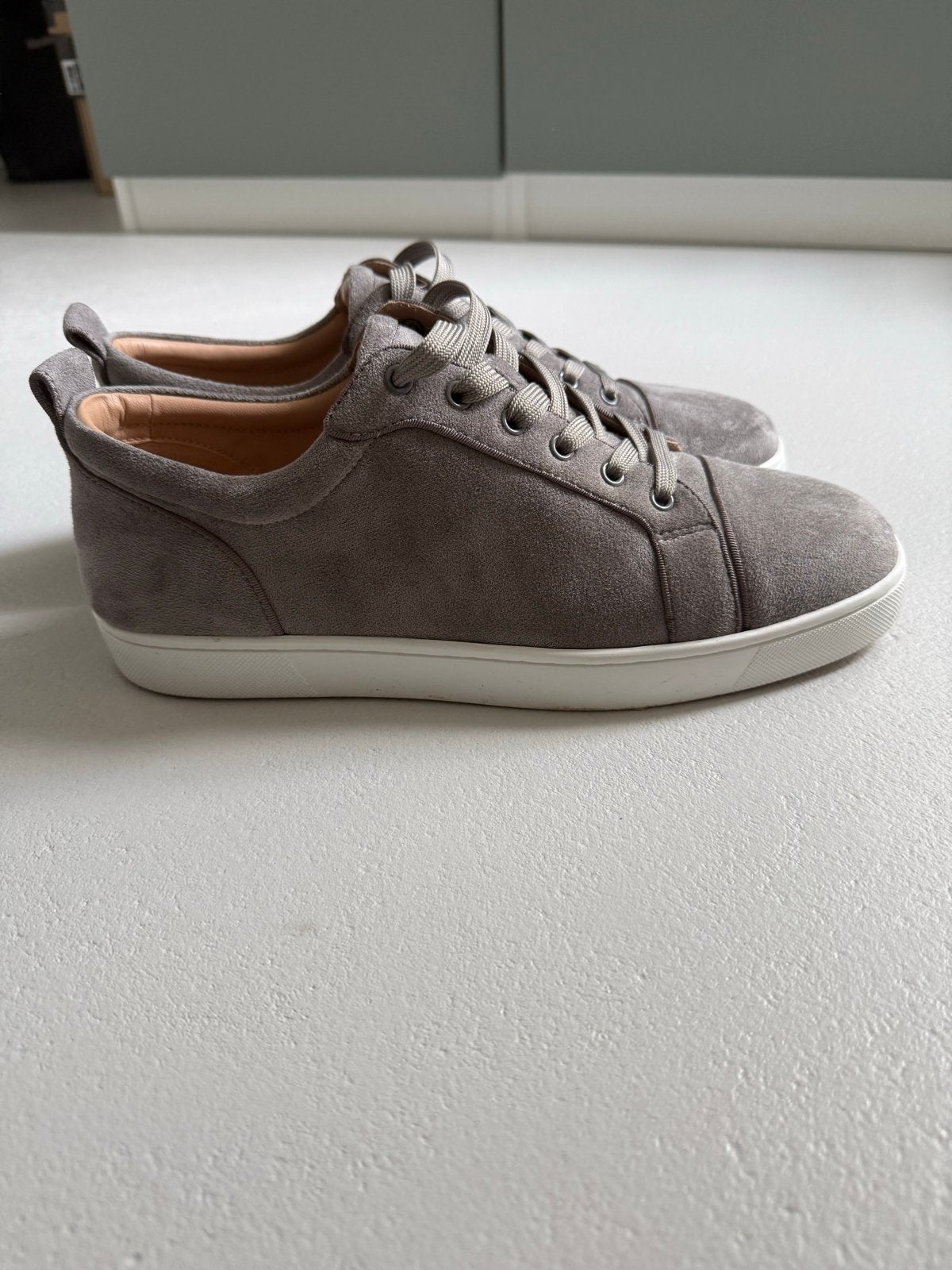 Christian Louboutin Sneakers - Grijs Suède, Verzenden, Zo goed als nieuw, Overige kleuren, Sneakers of Gympen