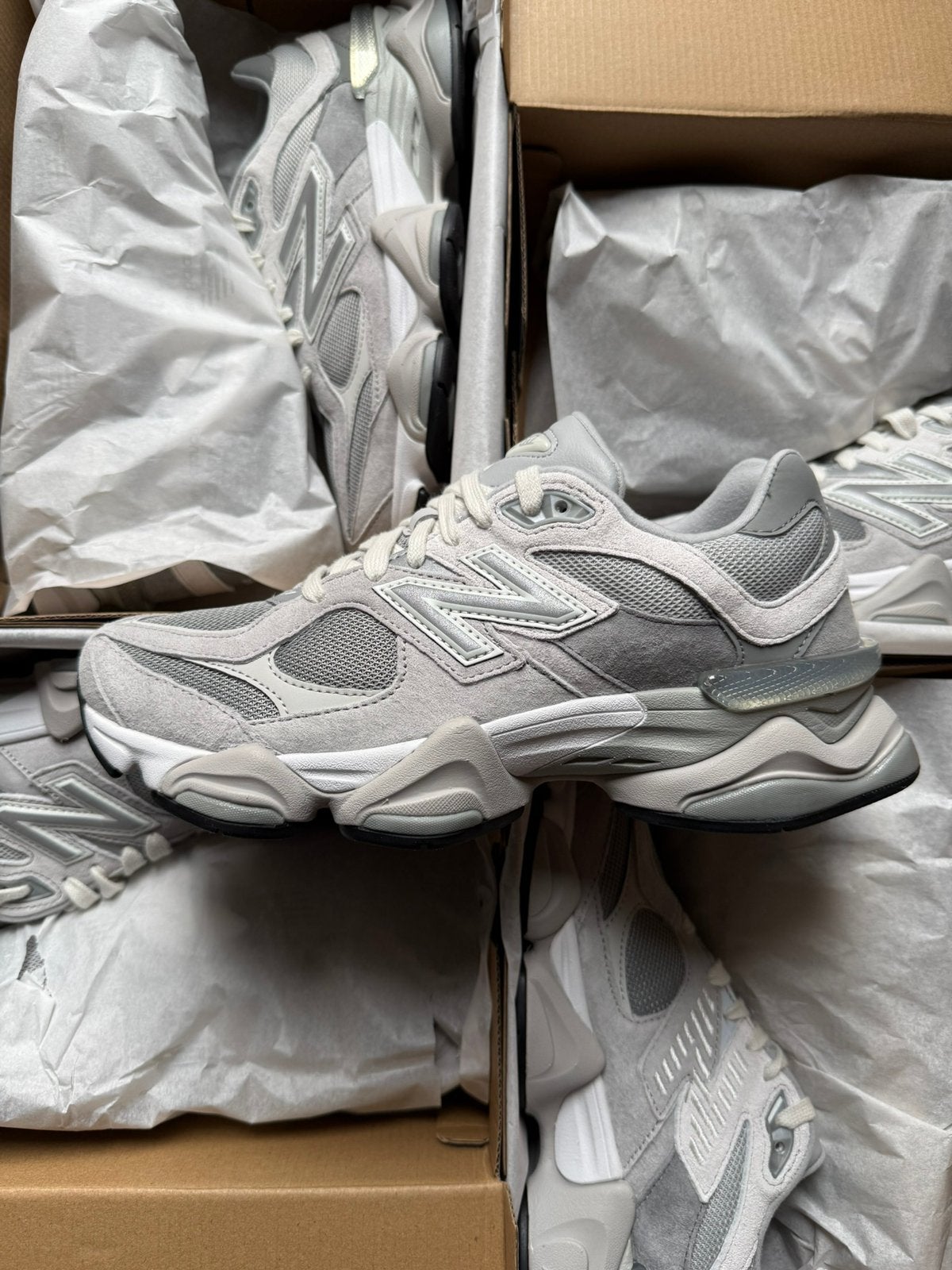 New Balance 9060 Concrete Grijs maat 40 / 41,5 / 42,5 Nieuw, Overige kleuren, Nieuw, Ophalen of Verzenden, Sneakers of Gympen