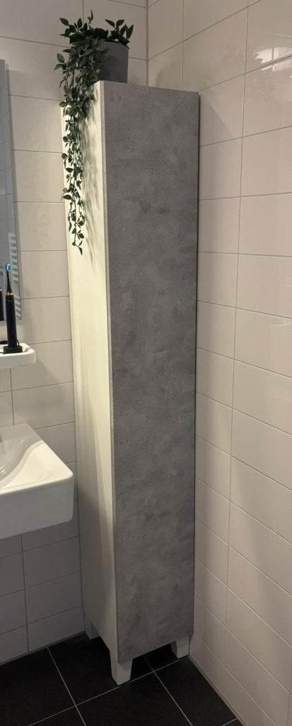 Hoge, smalle kast met betonlook deur - als nieuw, Huis en Inrichting, Kasten | Overige, Ophalen, Zo goed als nieuw