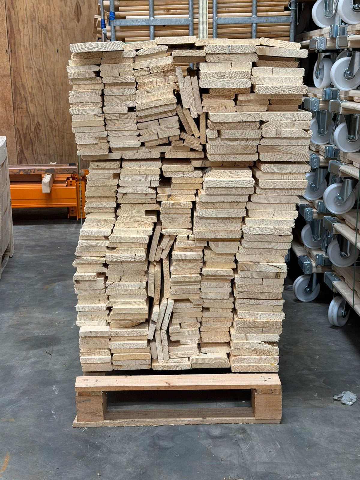 Pallet nieuw vurenhout, Doe-het-zelf en Verbouw, Hout en Planken, Ophalen, Minder dan 25 mm, Zo goed als nieuw, Minder dan 200 cm