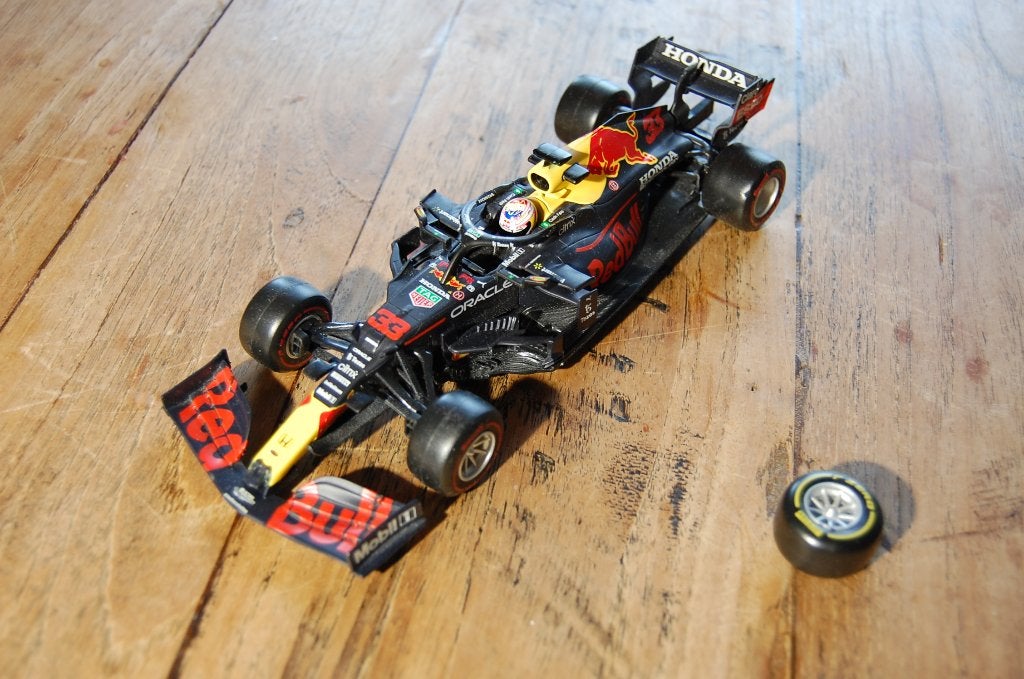 Bburago 1:24 Red Bull F1 RB16B Max Verstappen + Extra Wiel, Hobby en Vrije tijd, Modelauto's | 1:24, Ophalen of Verzenden, Zo goed als nieuw