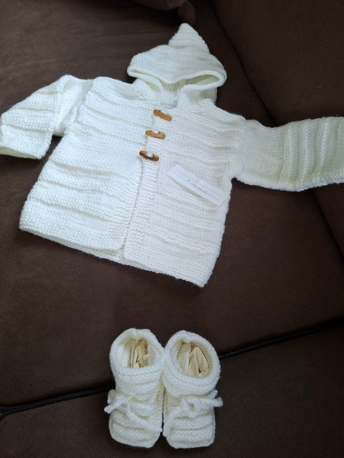 Gebreid babyjasje+ slofjes nieuw ongeveer 6maanden houtje to, Ophalen of Verzenden, Nieuw, Oma's breikunst, Jongetje of Meisje