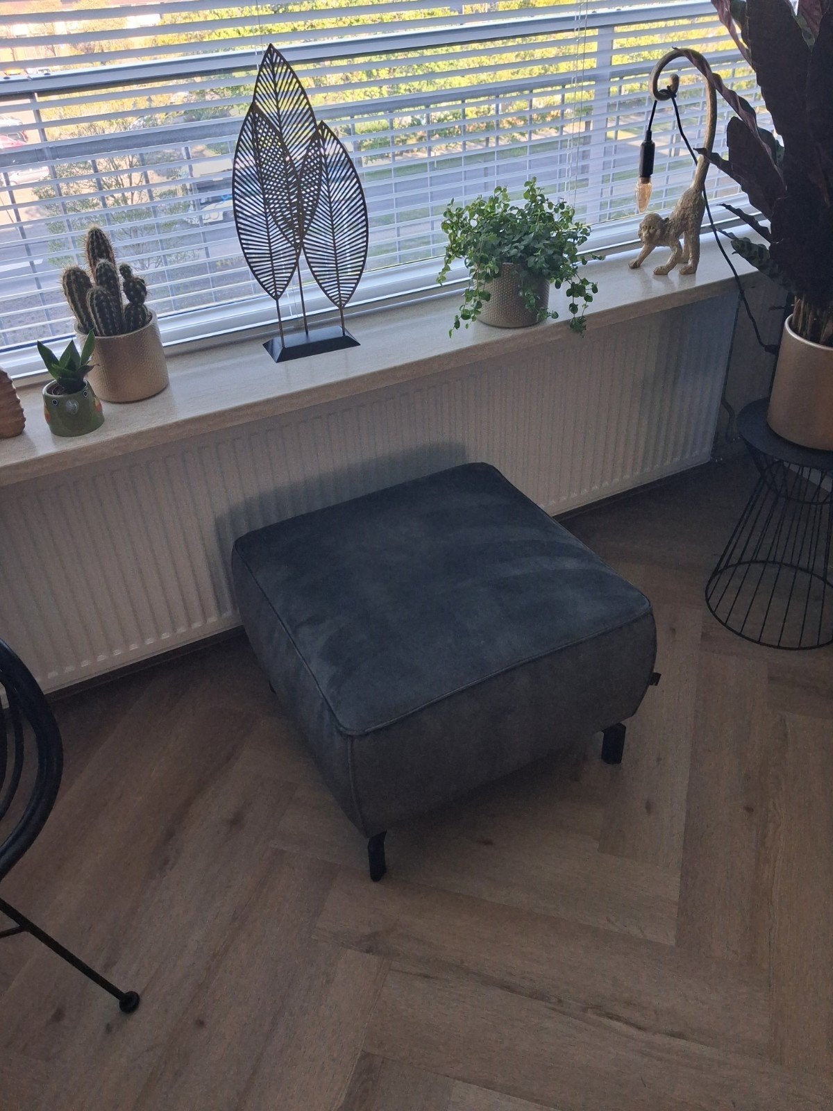 Groen-grijze poef met zwart metalen poten 60x60 cm, Huis en Inrichting, Banken | Voetenbanken en Poefen, Zo goed als nieuw, 50 tot 75 cm
