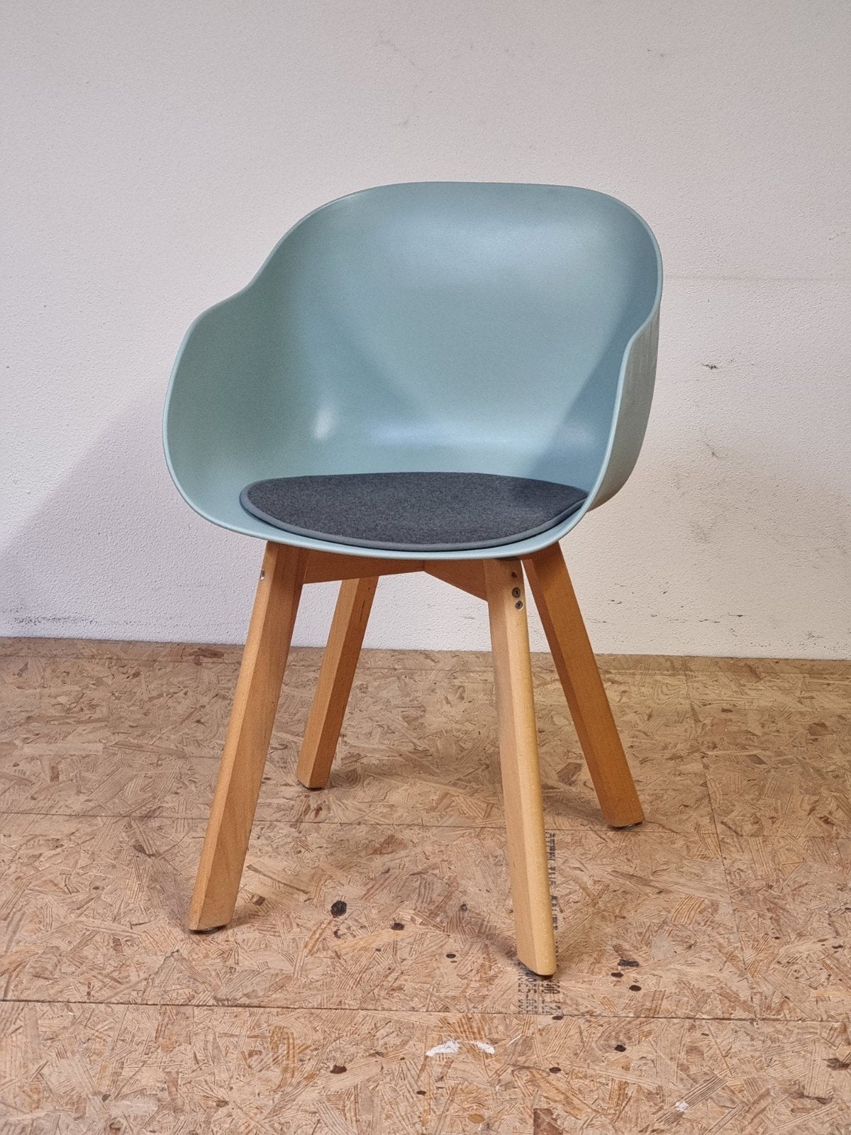 2 eetkamerstoelen - Lichtblauw met houten poten, Gebruikt, Twee, Overige kleuren, Modern