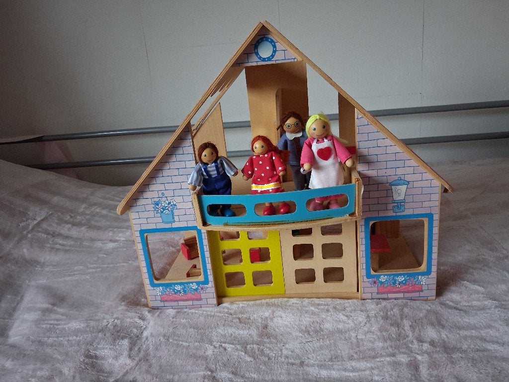 Houten poppenhuis met 4 poppetje's, Verzamelen, Ophalen of Verzenden, Zo goed als nieuw, Poppenhuis