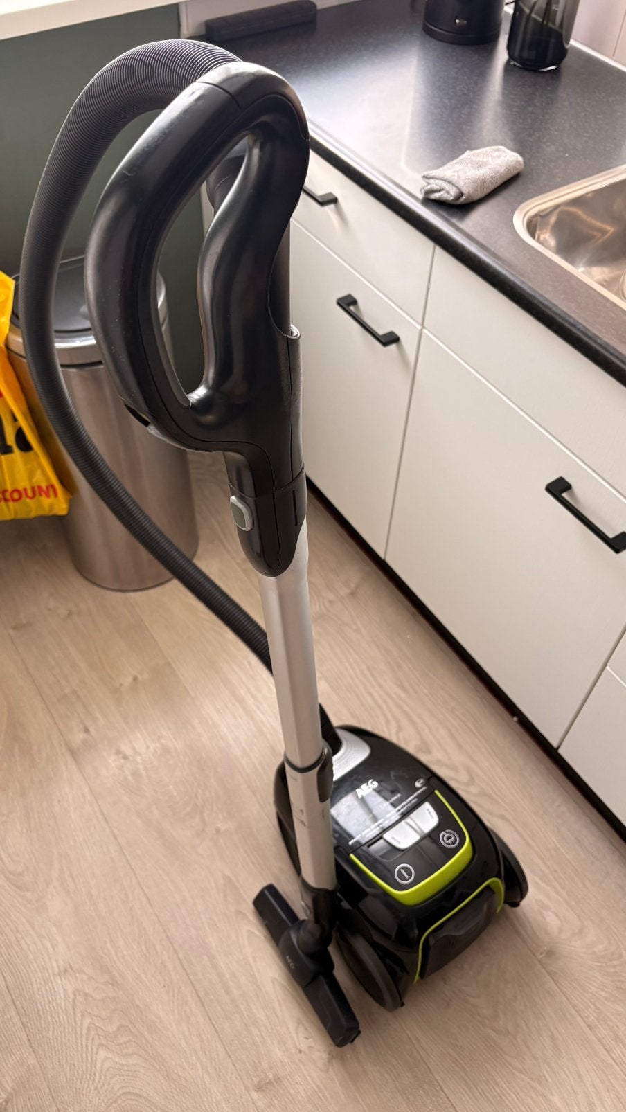 AEG VX8-2-ECO X Silence stofzuiger, Witgoed en Apparatuur, Stofzuigers, Ophalen, Gebruikt