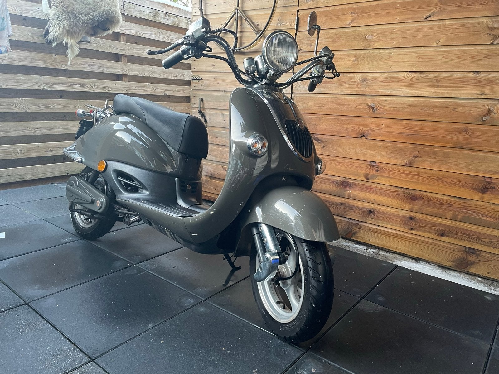 Stijlvolle grijze elektrische scooter, Fietsen en Brommers, Snorfietsen en Snorscooters, Ophalen, Gebruikt, Benzine, Overige merken