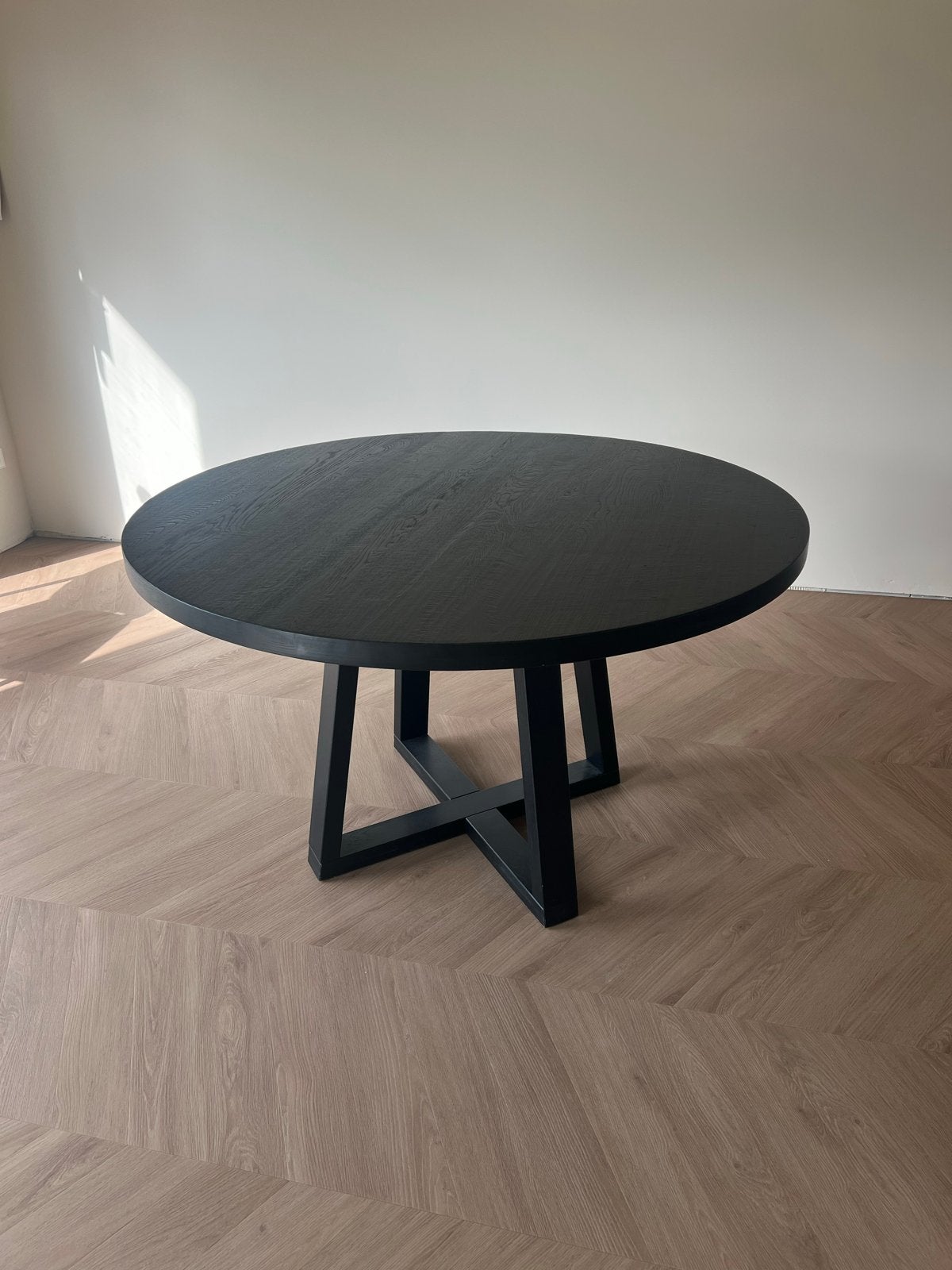 Ronde hardhouten zwarte eettafel - 130 cm diameter, Ophalen, 100 tot 150 cm, Rond, Zo goed als nieuw