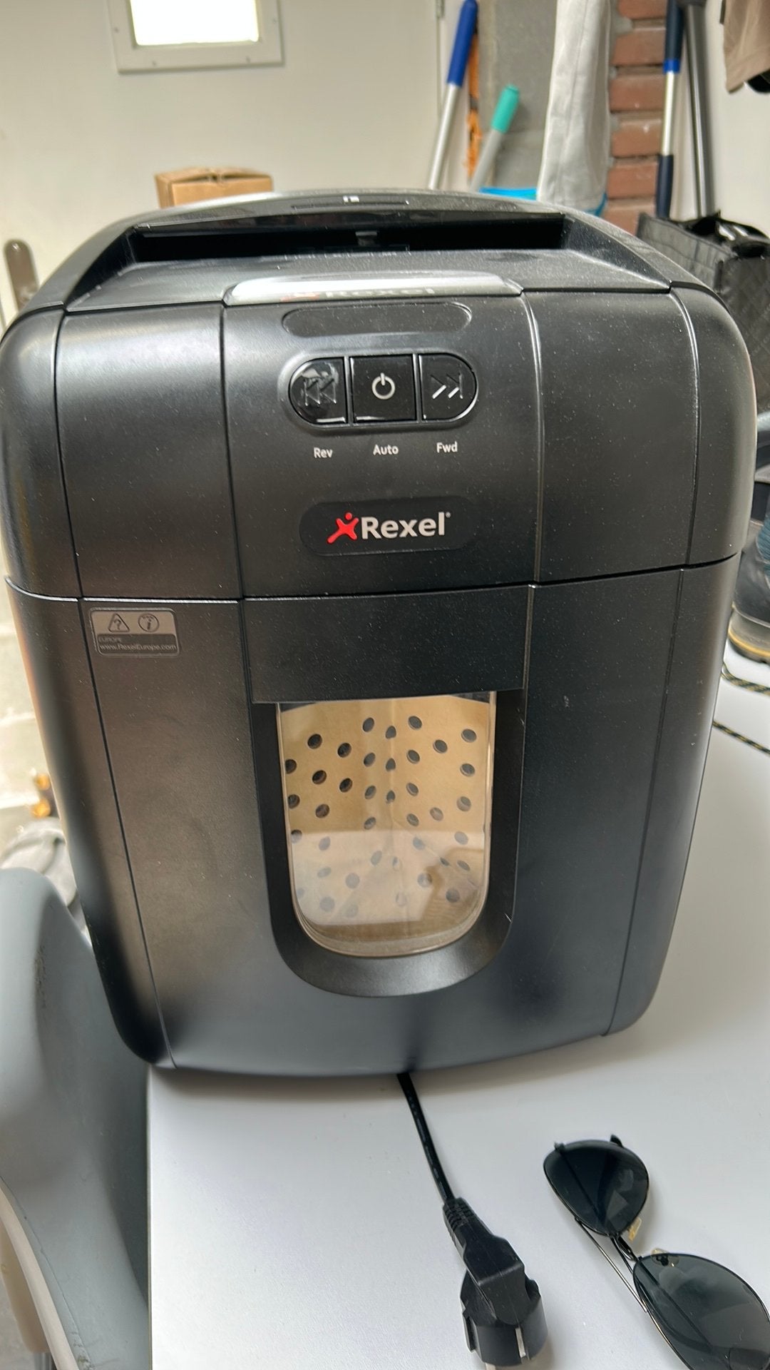 Rexel papierversnipperaar, Ophalen