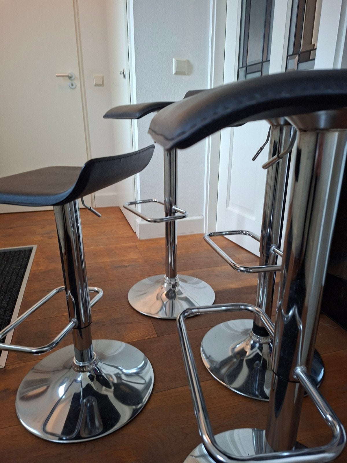 Verstelbaar 4 barkrukken, zwart en chroom, Ophalen, Gebruikt, 60 tot 90 cm, Leer